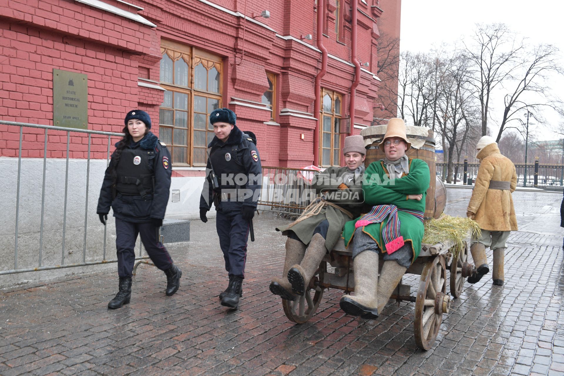 Москва.  Участники Масленичных гуляний в рамках фестиваля `Московская Масленица`на Манежной площади.