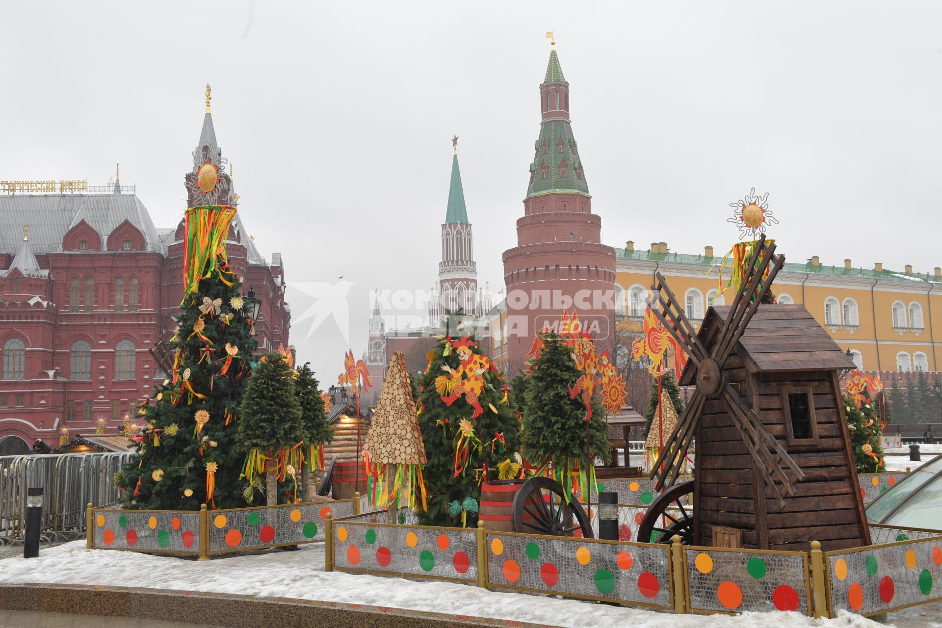 Москва. Декоративное оформление Манежной площади  в рамках гуляний фестиваля `Московская Масленица`.
