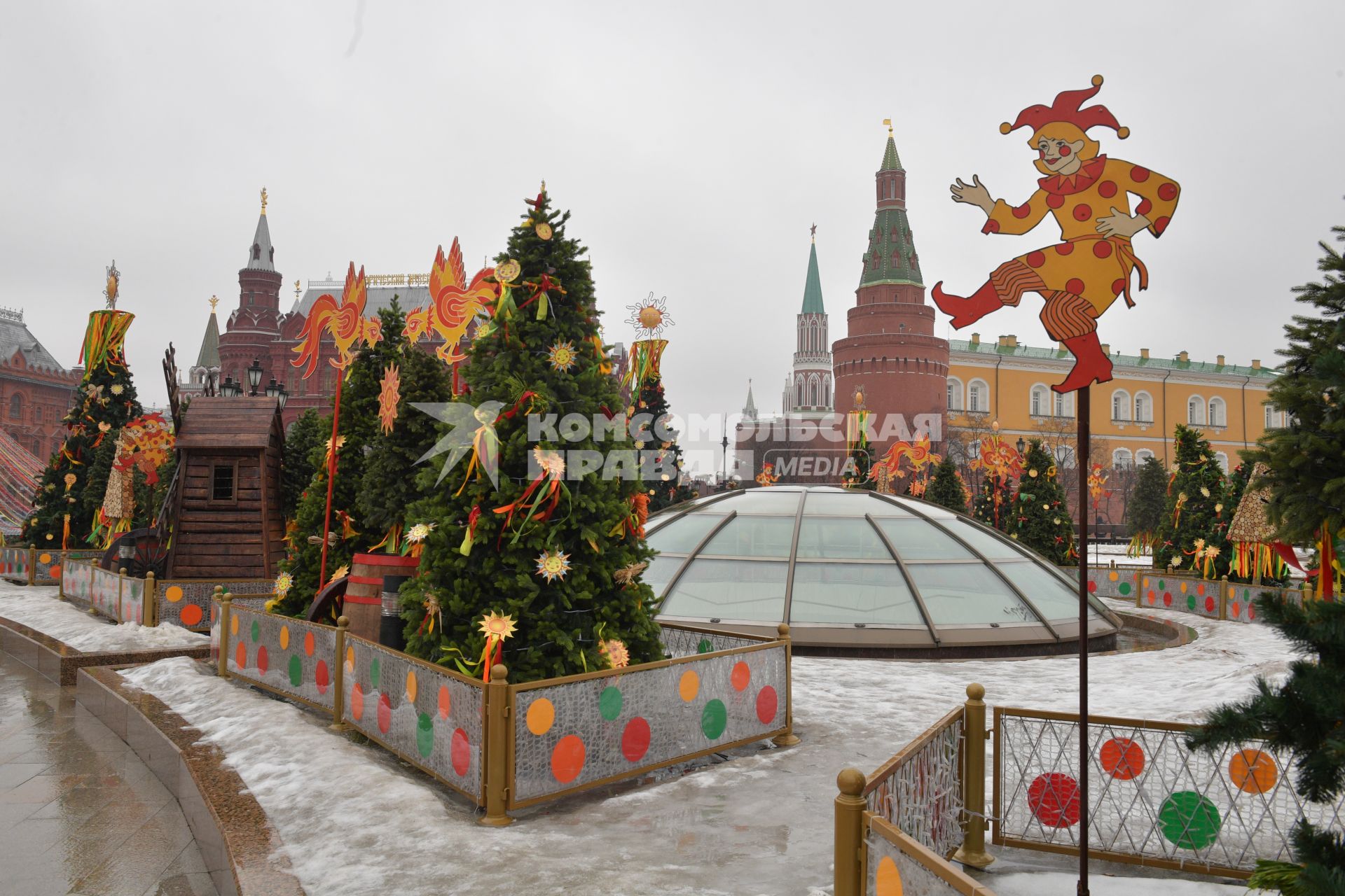 Москва. Декоративное оформление Манежной площади  в рамках гуляний фестиваля `Московская Масленица`.