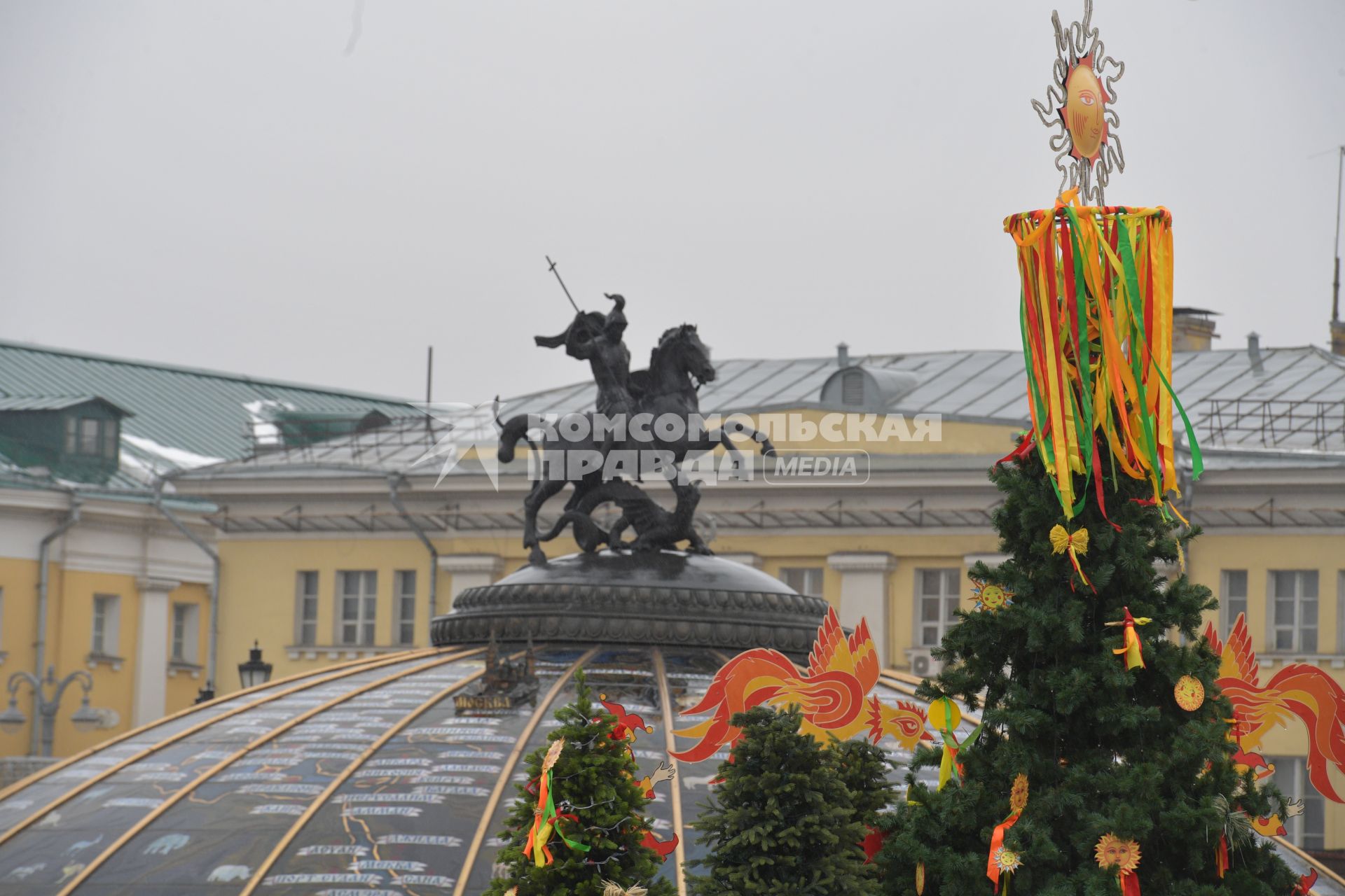 Москва. Декоративное оформление Манежной площади  в рамках гуляний фестиваля `Московская Масленица`.
