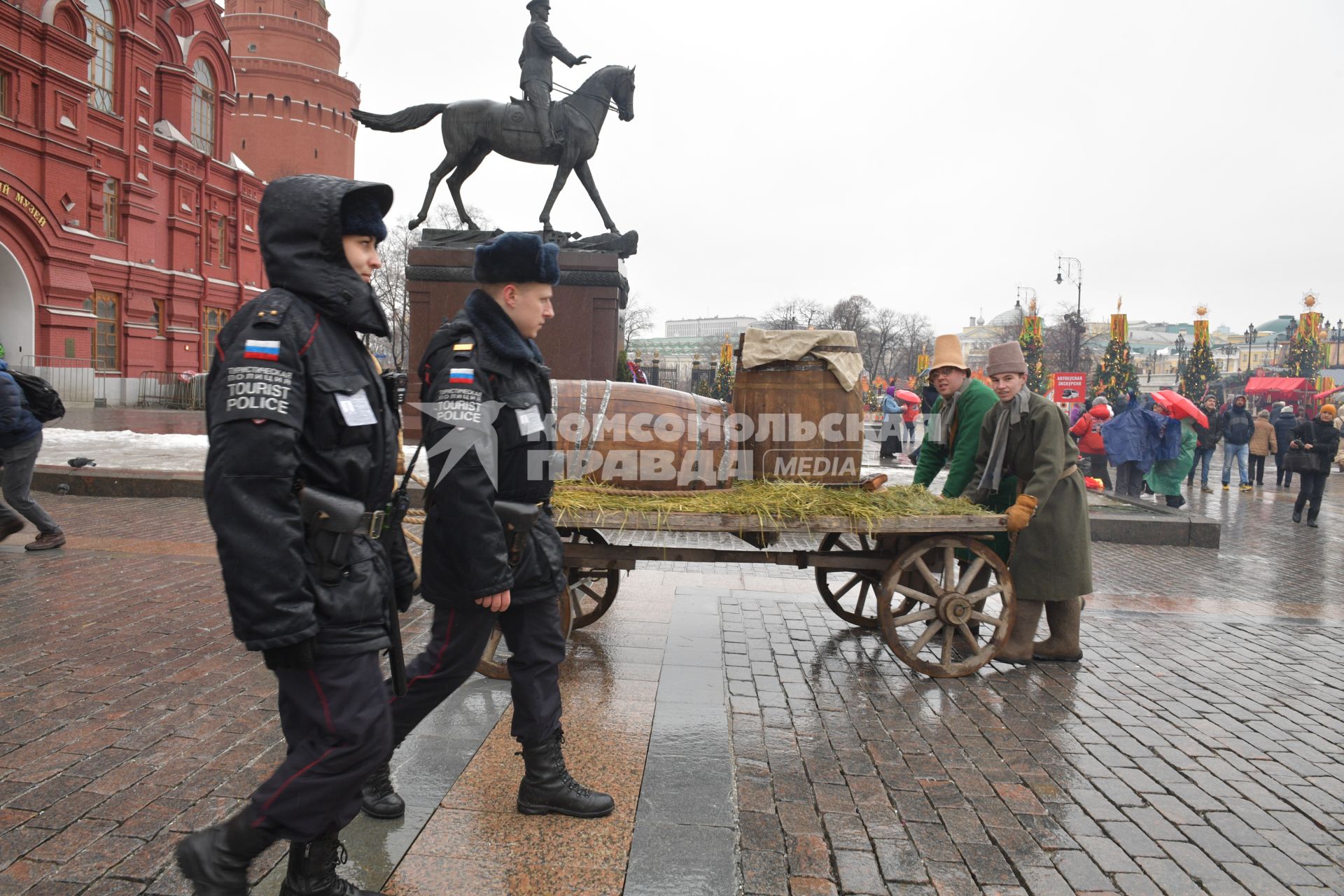 Москва.  Участники Масленичных гуляний в рамках фестиваля `Московская Масленица`на Манежной площади.
