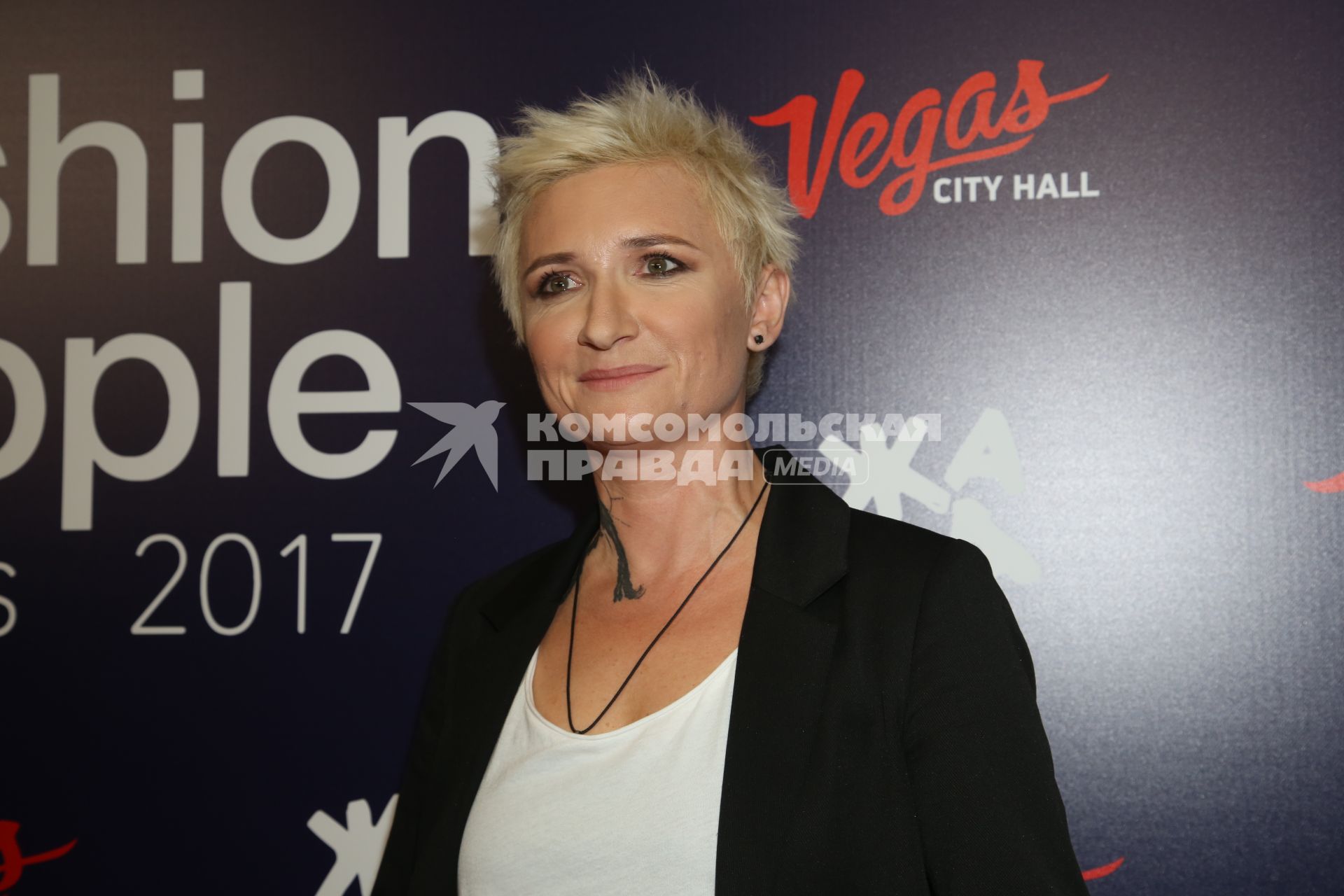 Диск319. Концертный зал VEGAS CITY HALL. Премия FASHION PEOPLE AWARDS 2017. На снимке: лидер группы НОЧНЫЕ СНАЙПЕРЫ Диана Арбенина