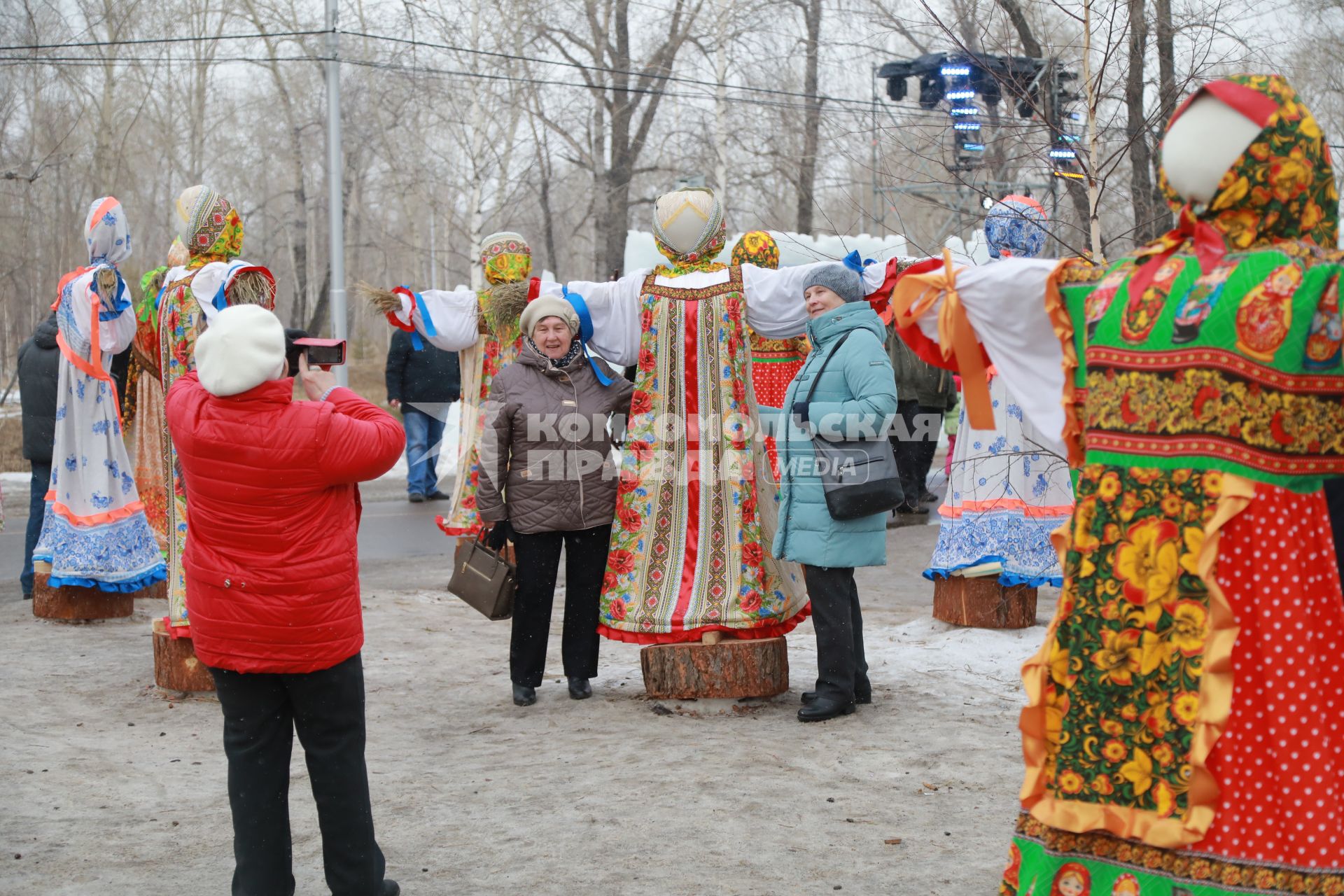 Красноярск. Женщины фотографируются во время масленичных гуляний.
