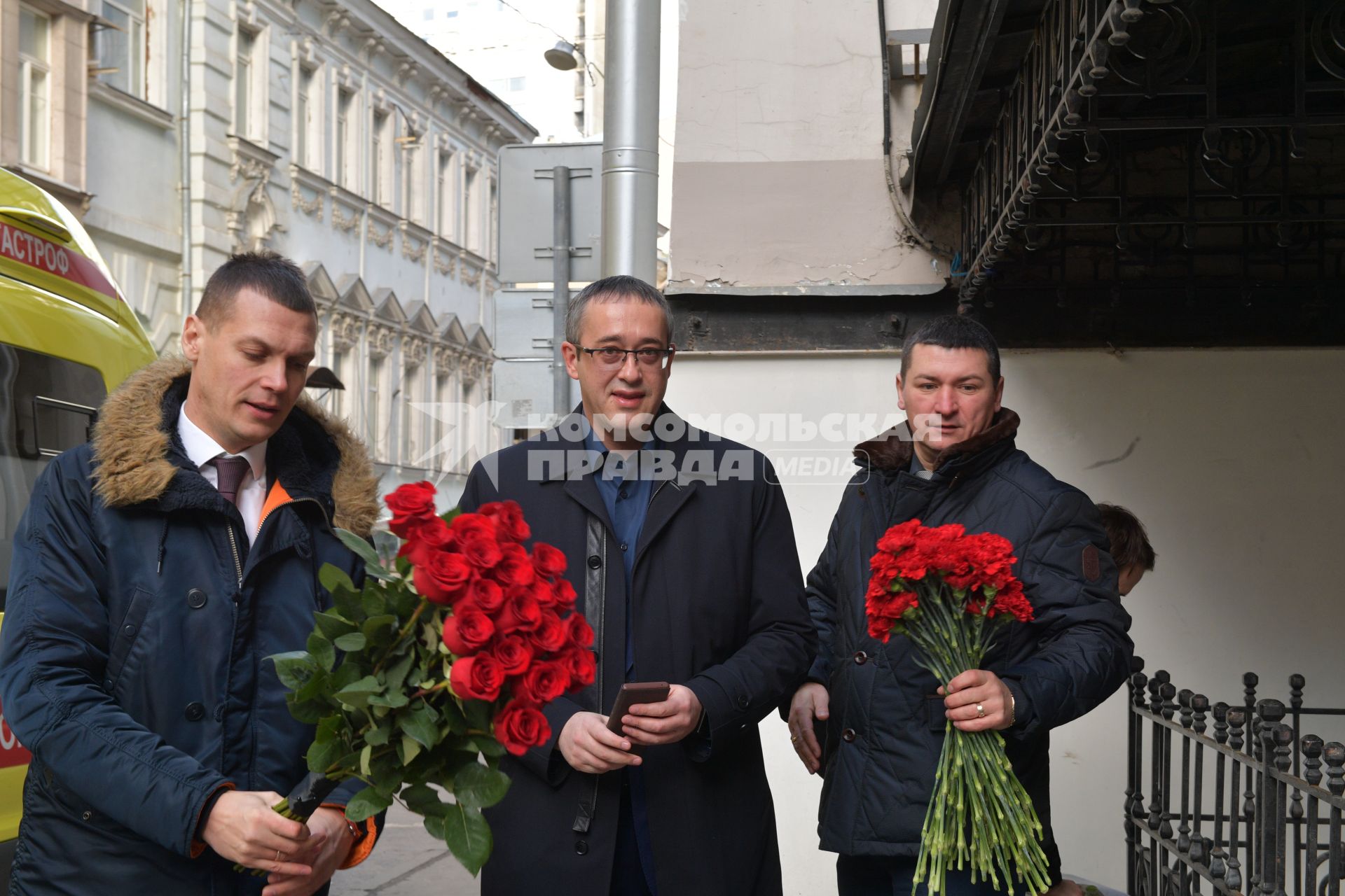 Москва. Председатель Московской городской  думы Алексей Шапошников ( в центре) перед началом  церемонии прощания с  с народным артистом СССР Владимиром Этушем в театре имени Евгения Вахтангова.