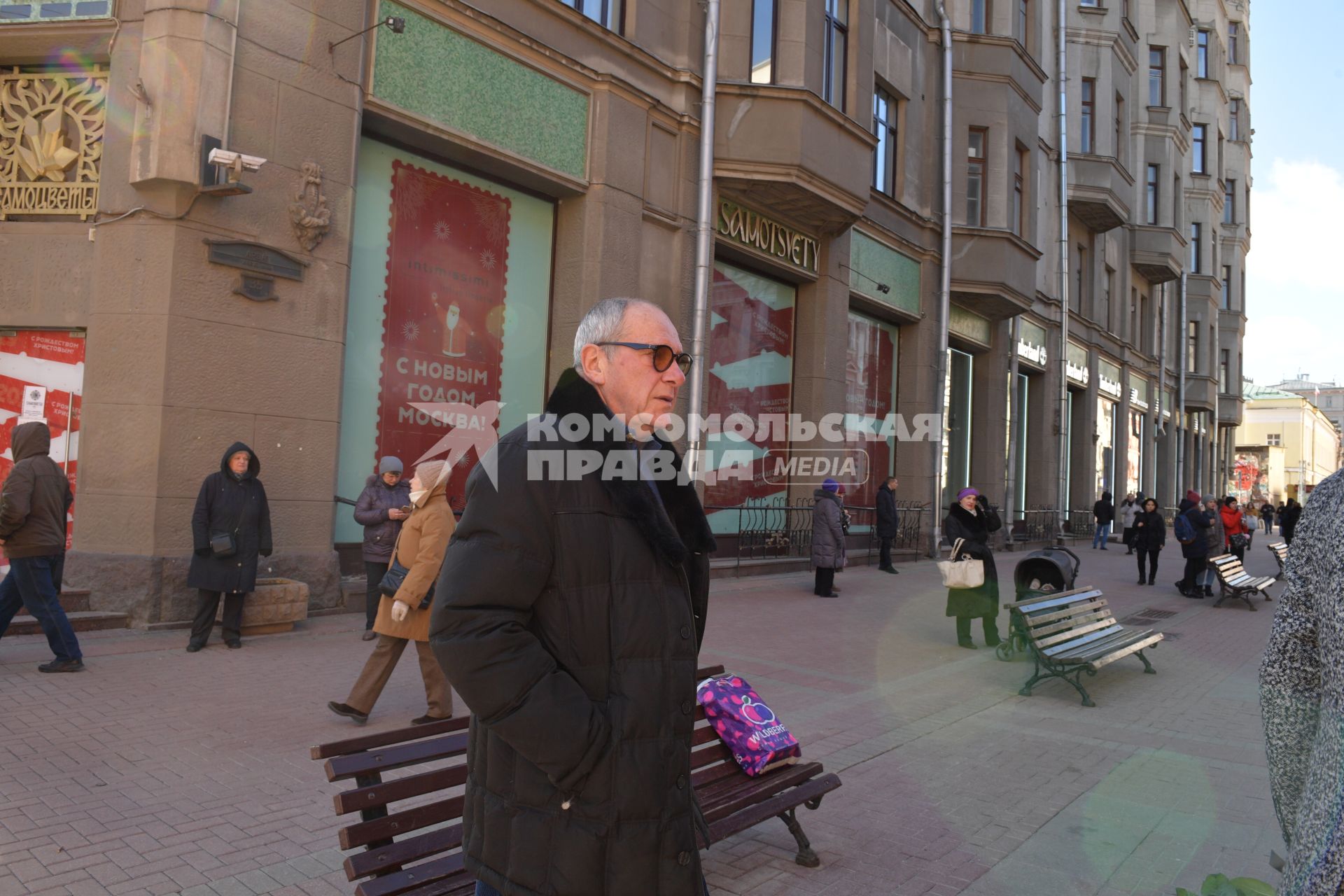 Москва. Актер Эммануил Виторган перед началом  церемонии прощания с  с народным артистом СССР Владимиром Этушем в театре имени Евгения Вахтангова.