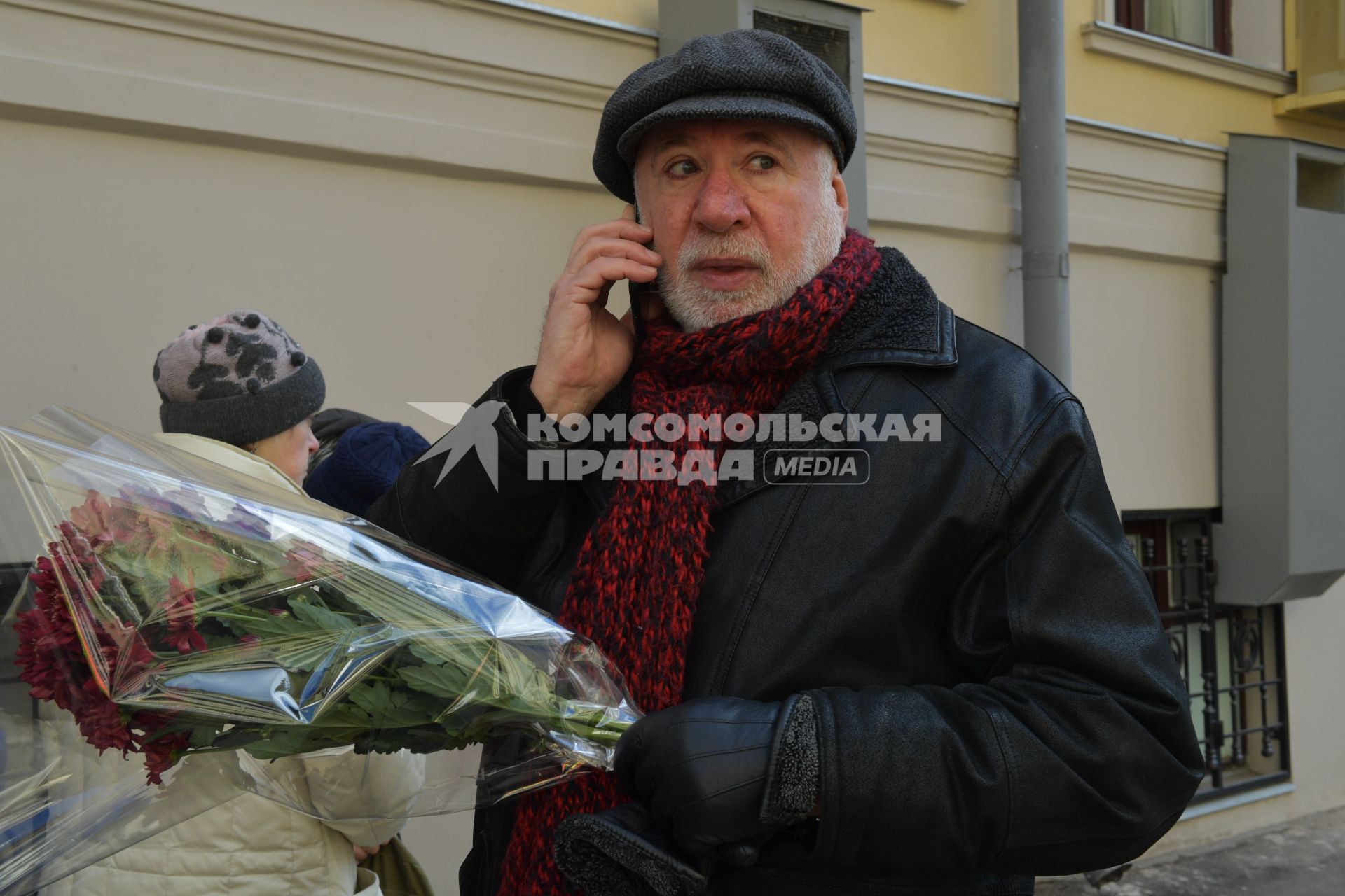 Москва. Режиссер Борис Львович перед началом  церемонии прощания с  с народным артистом СССР Владимиром Этушем в театре имени Евгения Вахтангова.