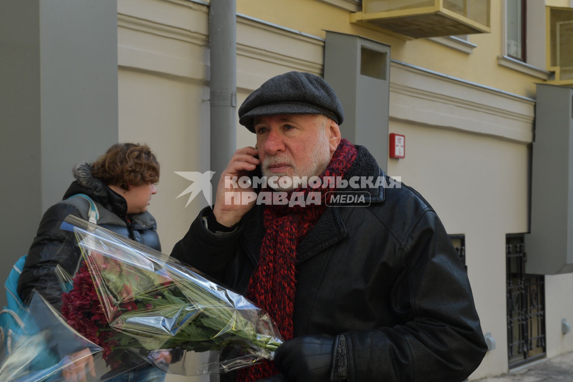 Москва. Режиссер Борис Львович перед началом  церемонии прощания с  с народным артистом СССР Владимиром Этушем в театре имени Евгения Вахтангова.