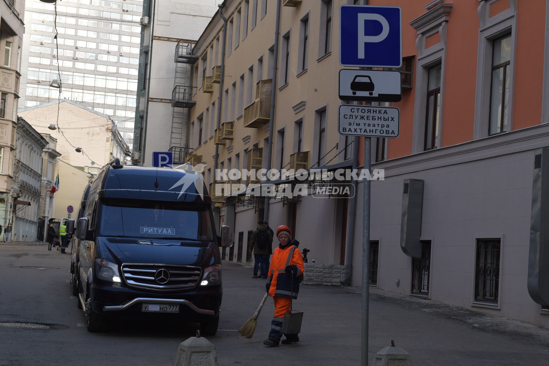 Москва. На стоянке служебных автомобилей театра имени Евгения Вахтангова.