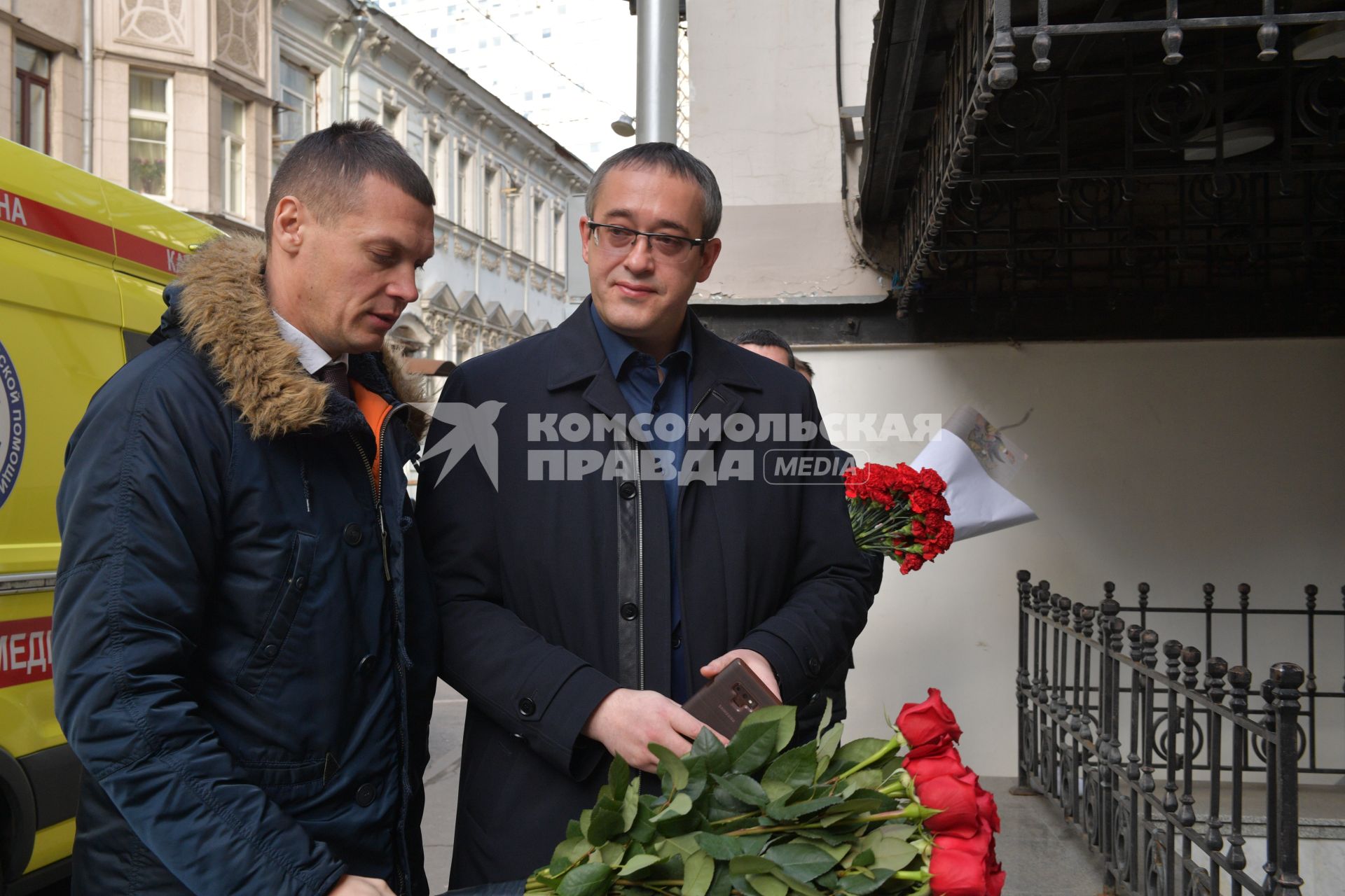 Москва. Председатель Московской городской  думы Алексей Шапошников ( справа) перед началом  церемонии прощания с  с народным артистом СССР Владимиром Этушем в театре имени Евгения Вахтангова.