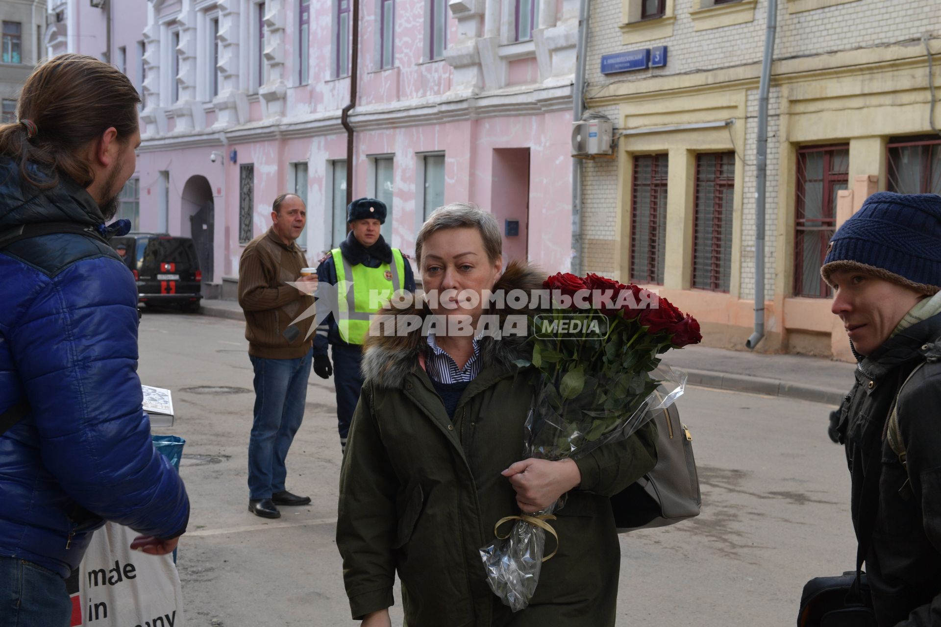 Москва. Актриса  Мария Аронова перед началом  церемонии прощания с  с народным артистом СССР Владимиром Этушем в театре имени Евгения Вахтангова.