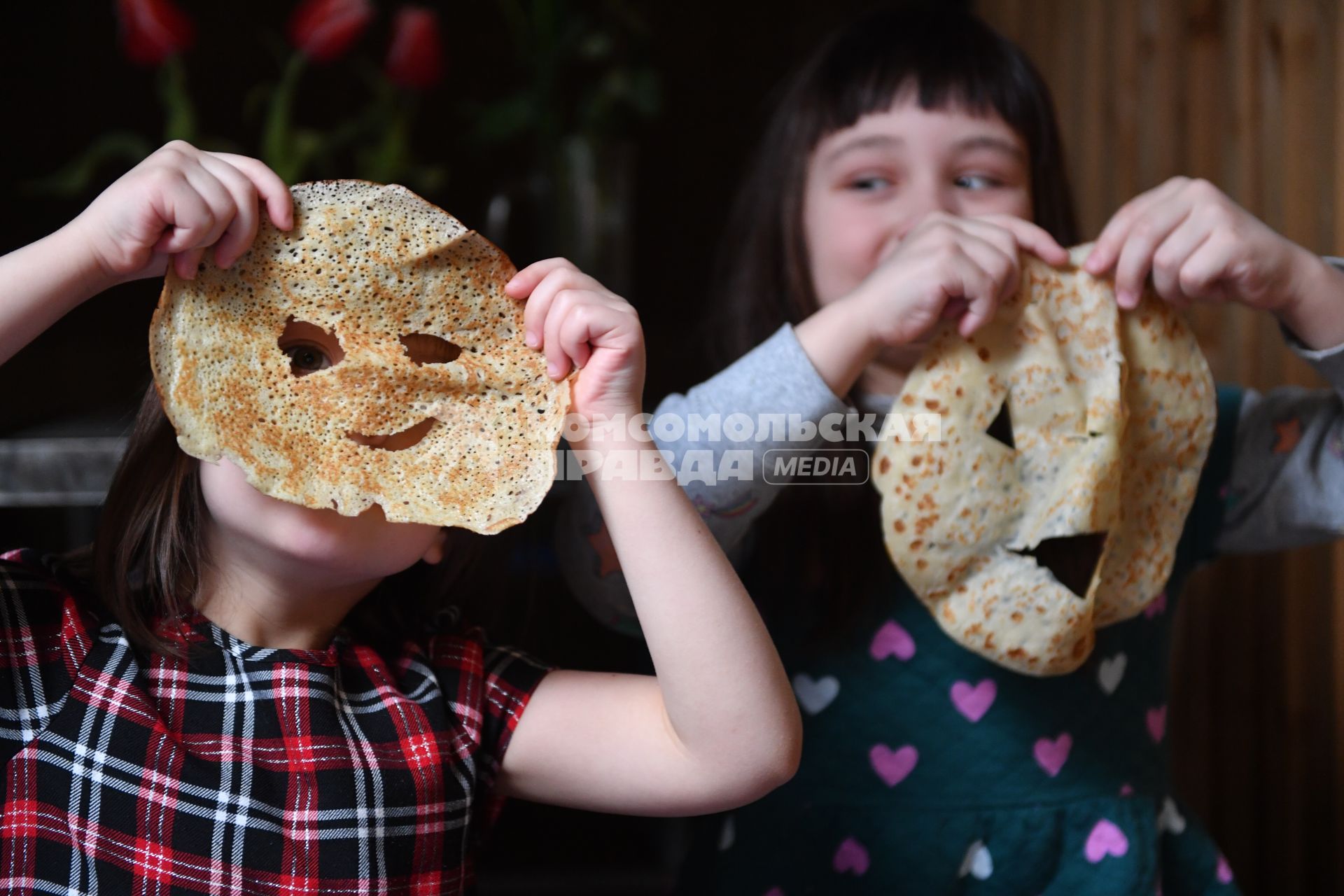 Москва. Девочки с масленичными блинами.