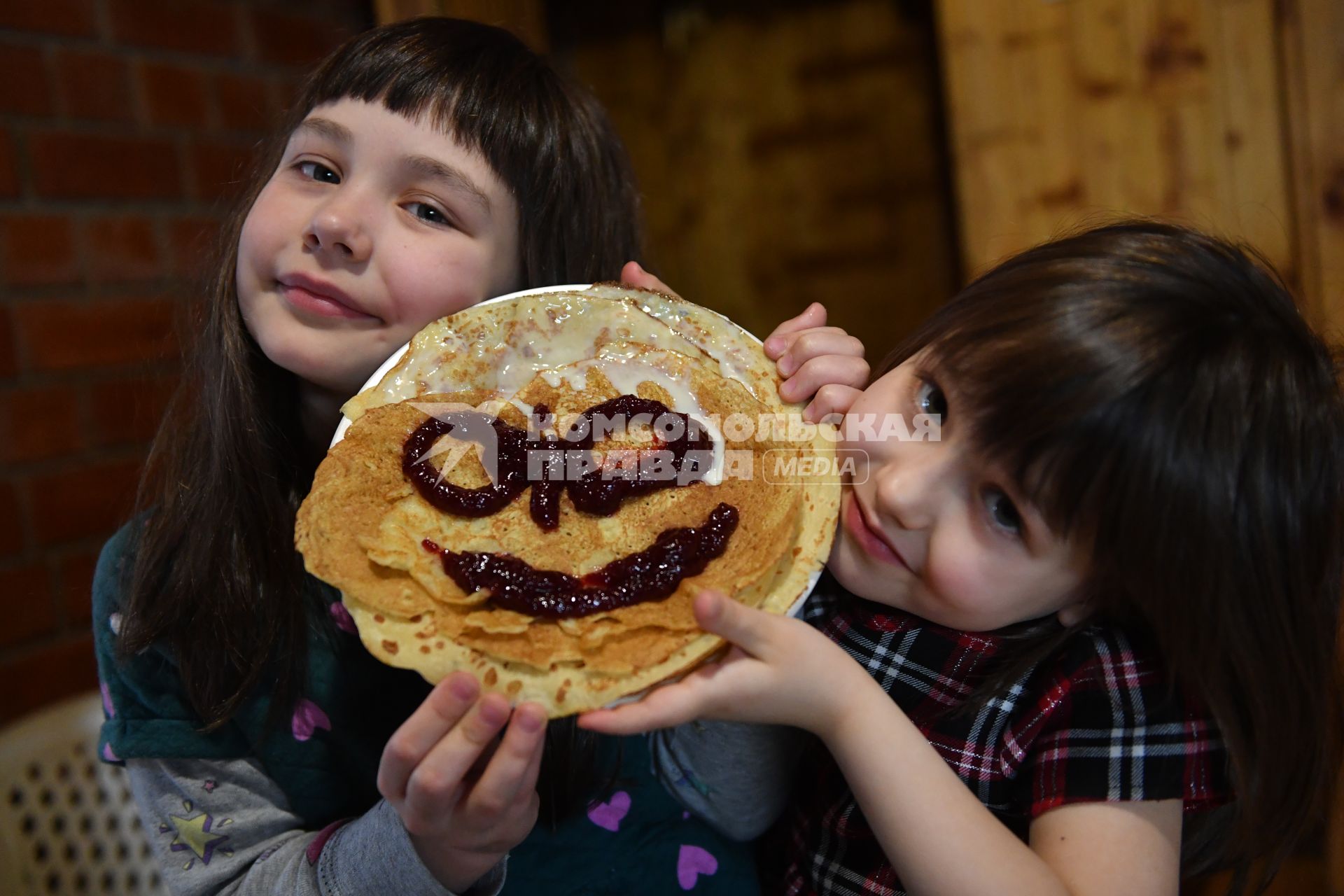 Москва. Девочки с масленичными блинами.