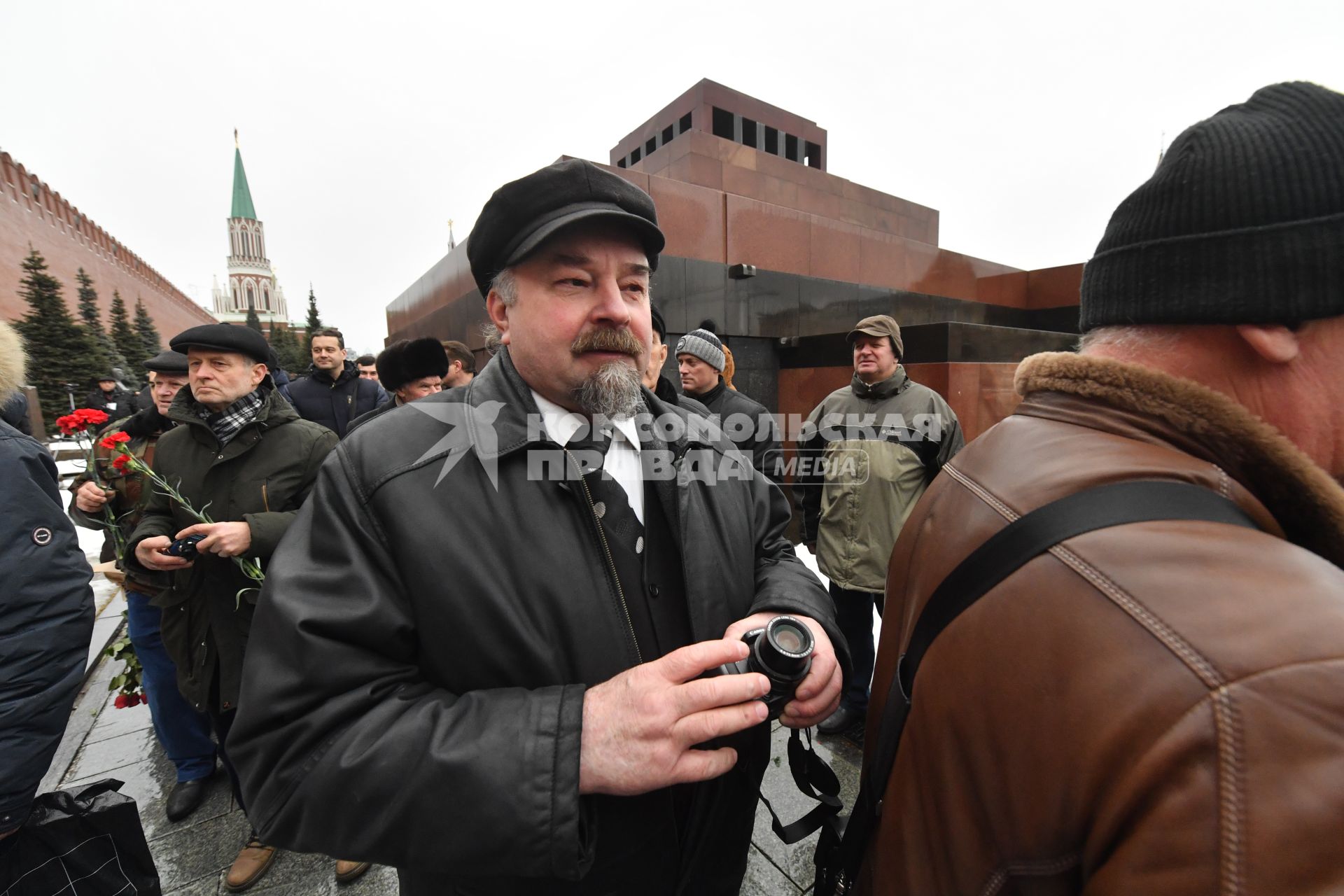 Москва. Участники церемонии возложения цветов к могиле Иосифа Сталина у Кремлевской стены в день 66-й годовщины со дня его смерти.