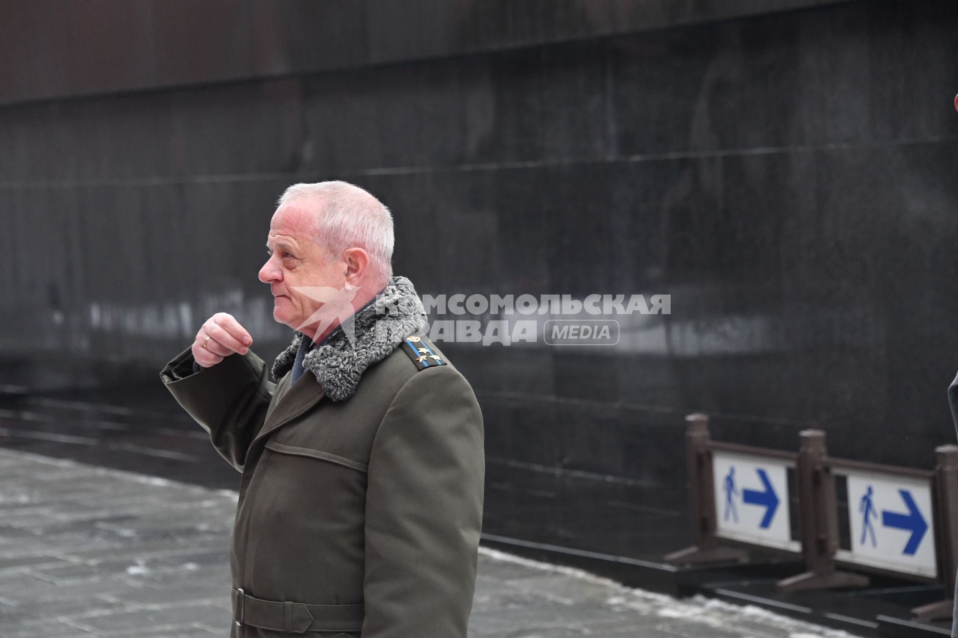 Москва. Владимир Квачков  на церемонии возложения цветов к могиле Иосифа Сталина у Кремлевской стены в день 66-й годовщины со дня его смерти.