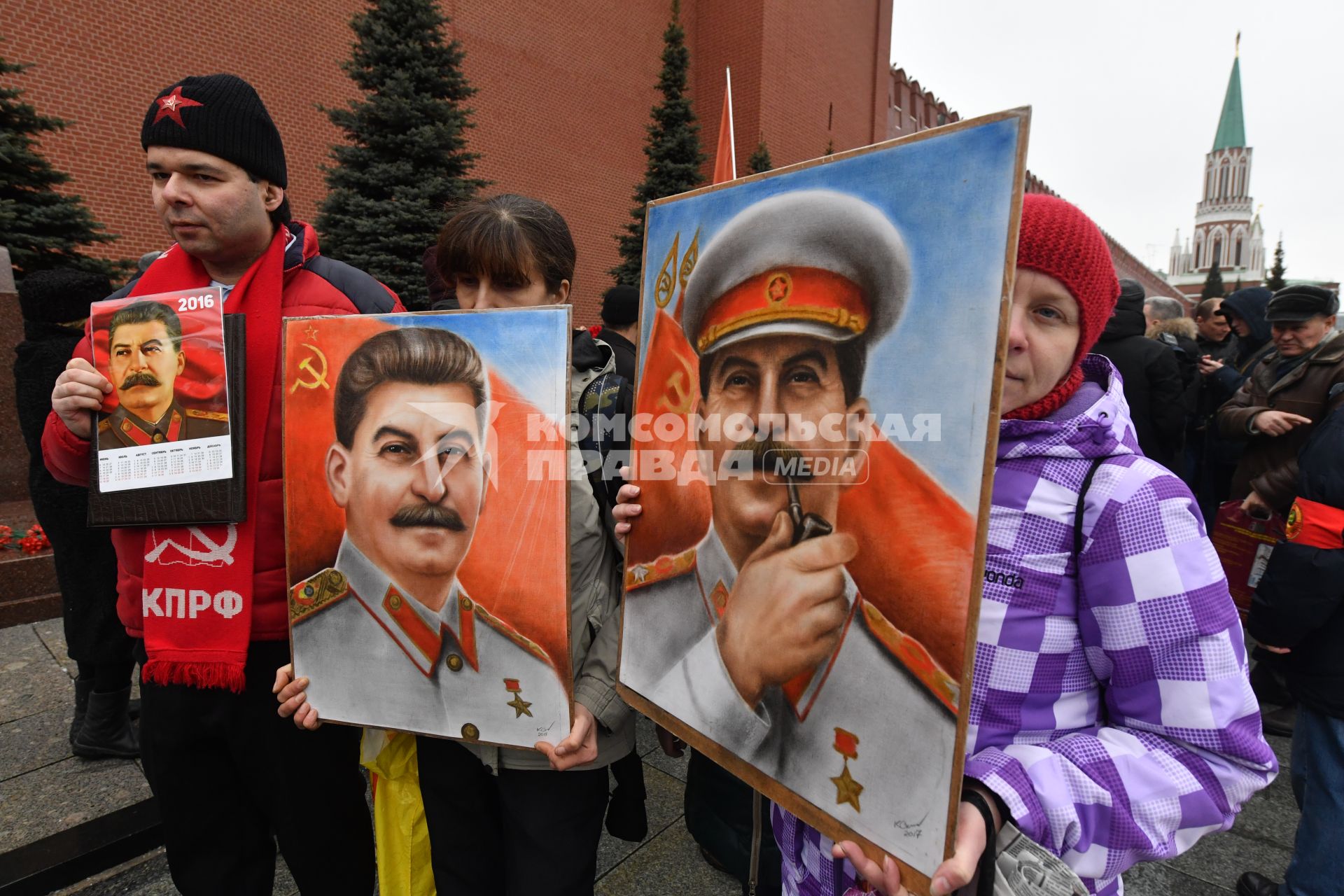 Москва. Участники церемонии возложения цветов к могиле Иосифа Сталина у Кремлевской стены в день 66-й годовщины со дня его смерти.