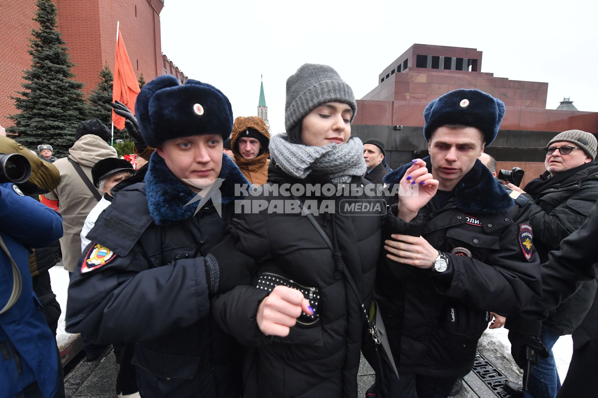 Москва. Задержание нарушительницы во время церемонии возложения цветов к могиле Иосифа Сталина у Кремлевской стены в день 66-й годовщины со дня его смерти.