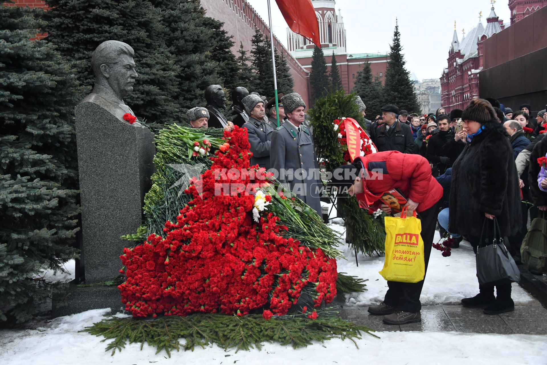 Москва. Участники церемонии возложения цветов к могиле Иосифа Сталина у Кремлевской стены в день 66-й годовщины со дня его смерти.