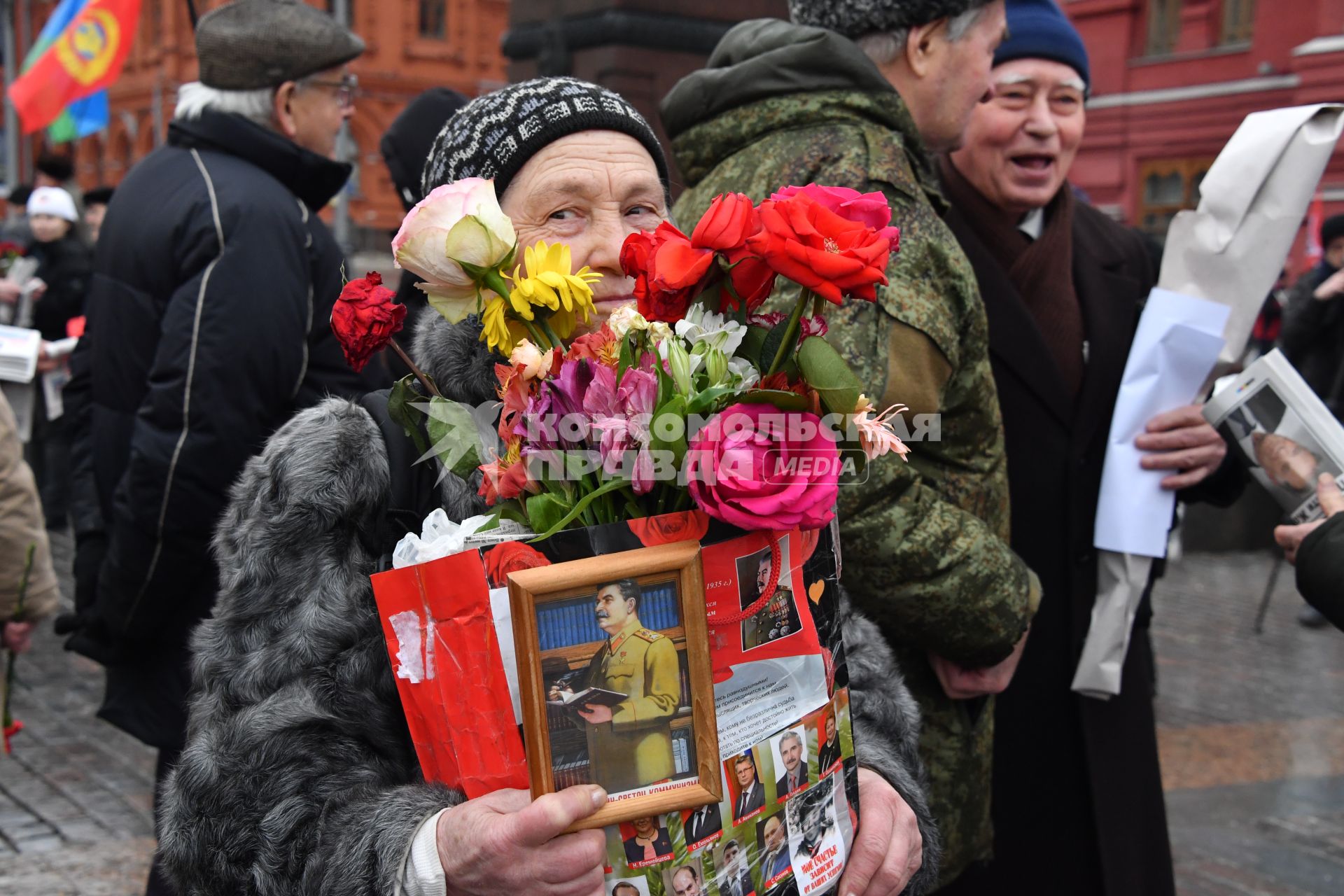 Москва. Участники церемонии возложения цветов к могиле Иосифа Сталина у Кремлевской стены в день 66-й годовщины со дня его смерти.