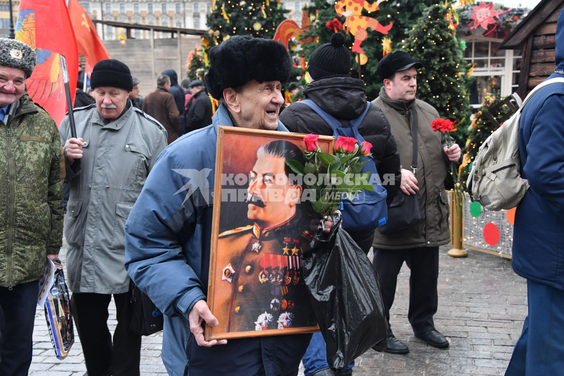 Москва. Участники церемонии возложения цветов к могиле Иосифа Сталина у Кремлевской стены в день 66-й годовщины со дня его смерти.