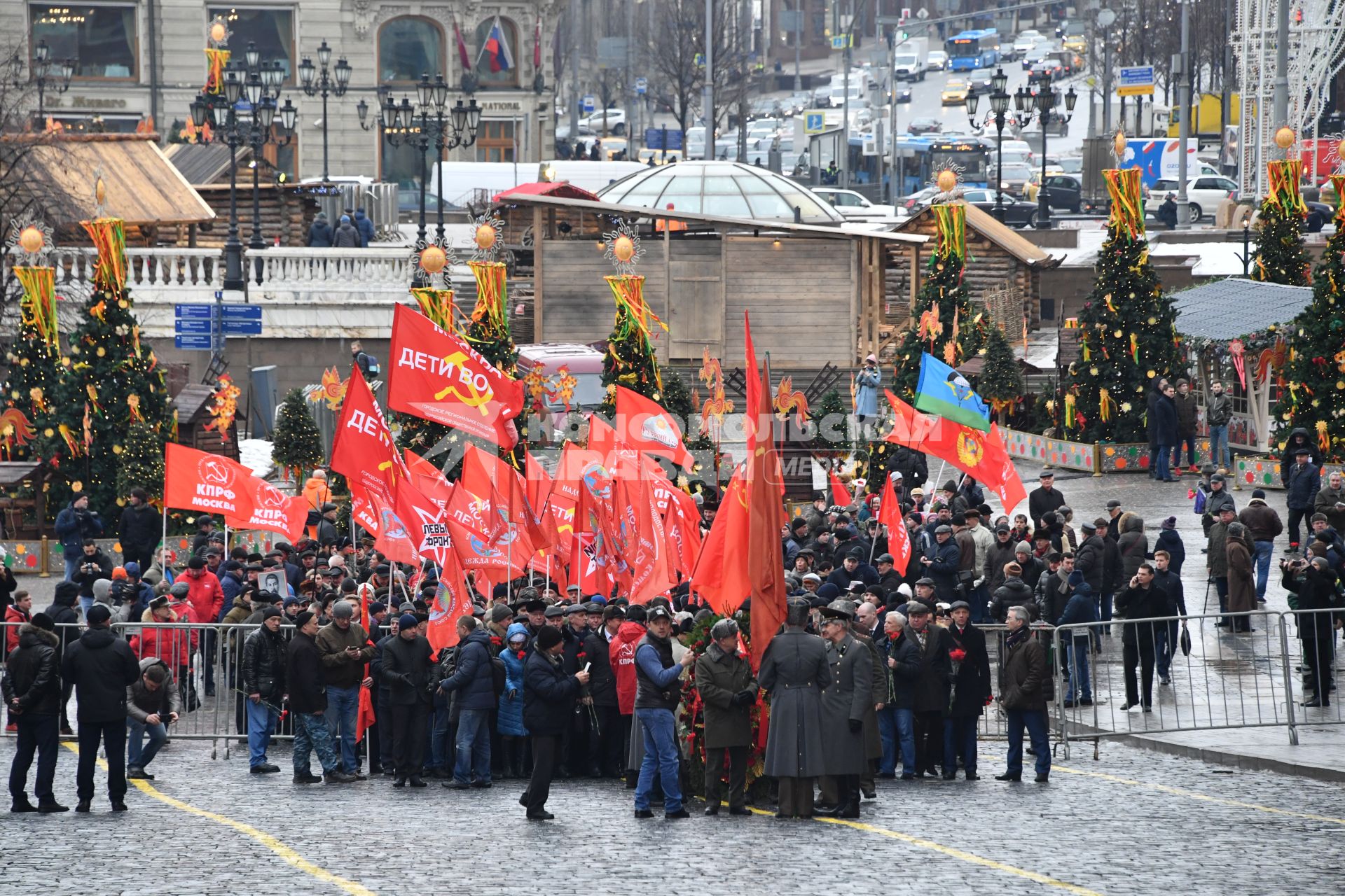 Москва. Участники церемонии возложения цветов к могиле Иосифа Сталина у Кремлевской стены в день 66-й годовщины со дня его смерти.