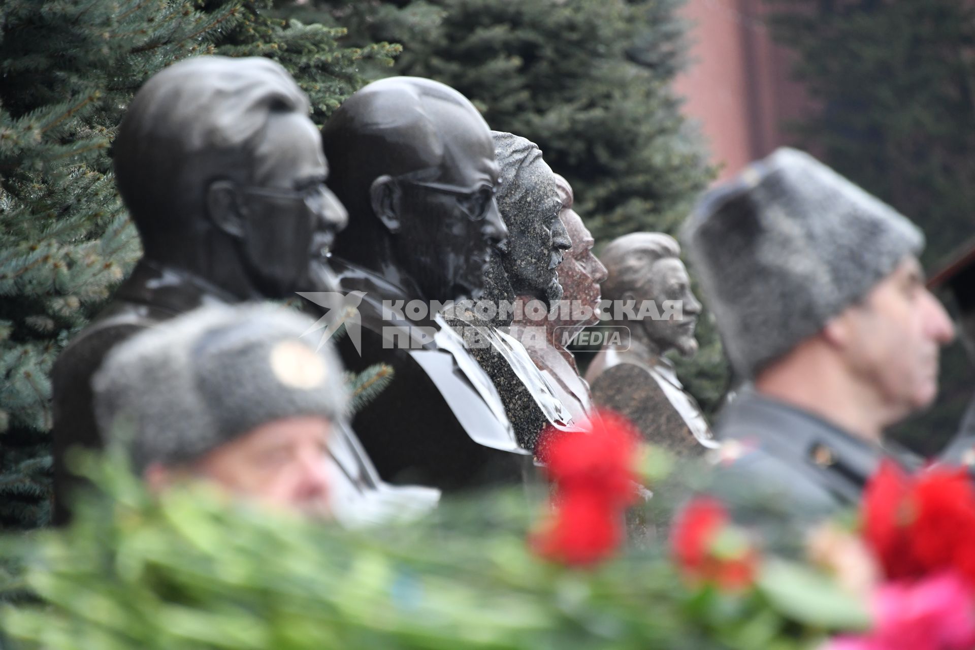 Москва. Бюсты партийных деятелей у Кремлевской стены.