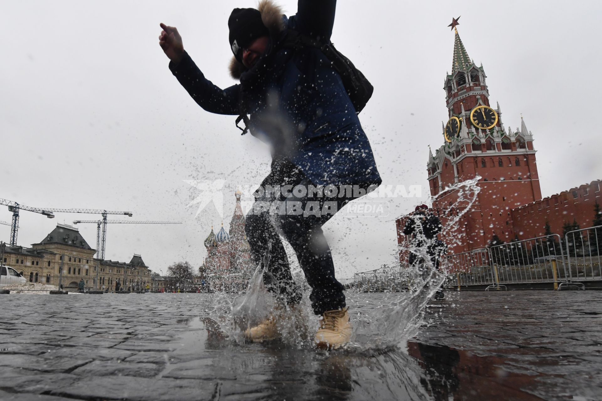 Москва. Молодой человек на Красной площади.