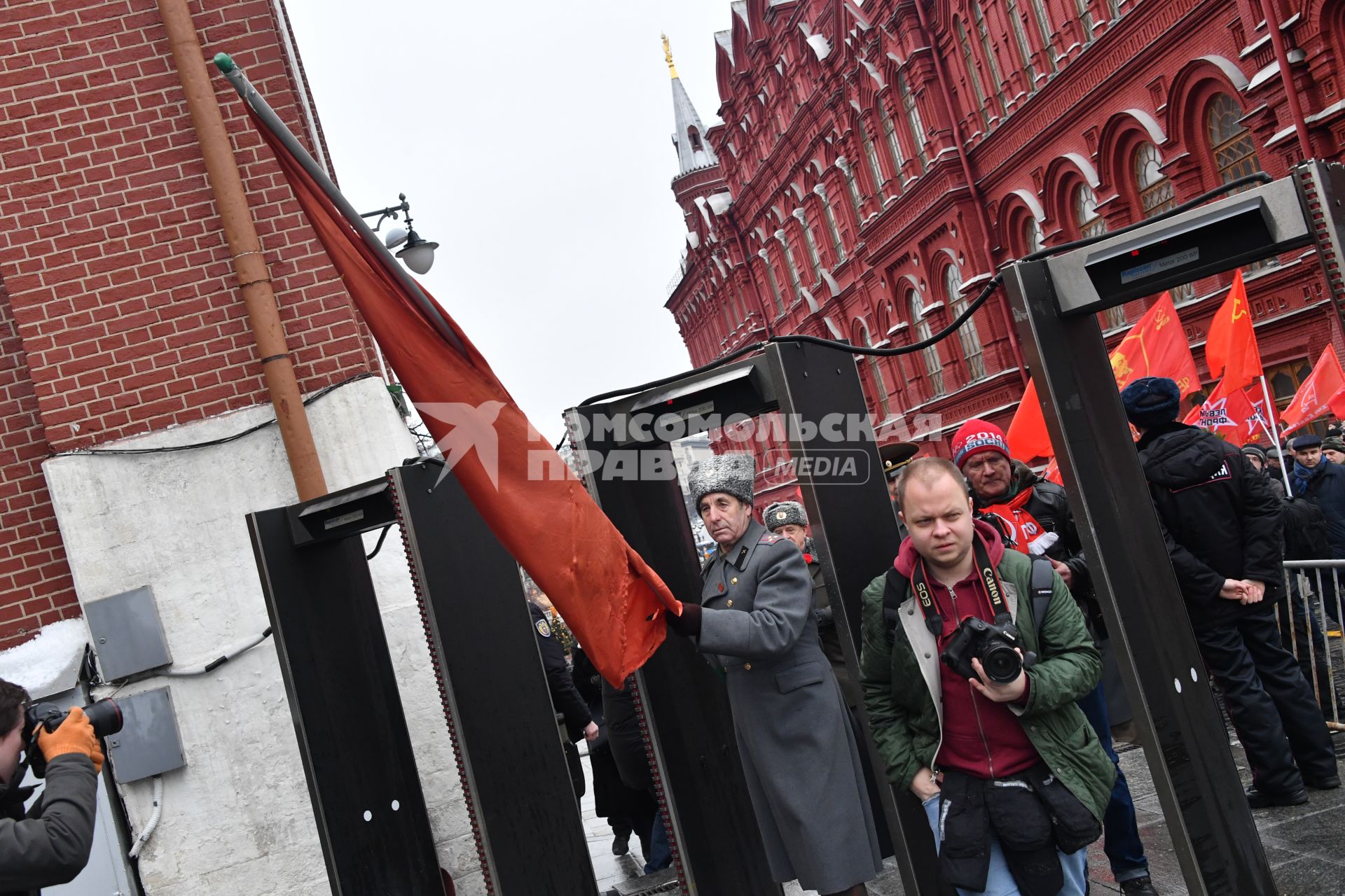 Москва. Участники  церемонии возложения цветов к могиле Иосифа Сталина у Кремлевской стены в день 66-й годовщины со дня его смерти.