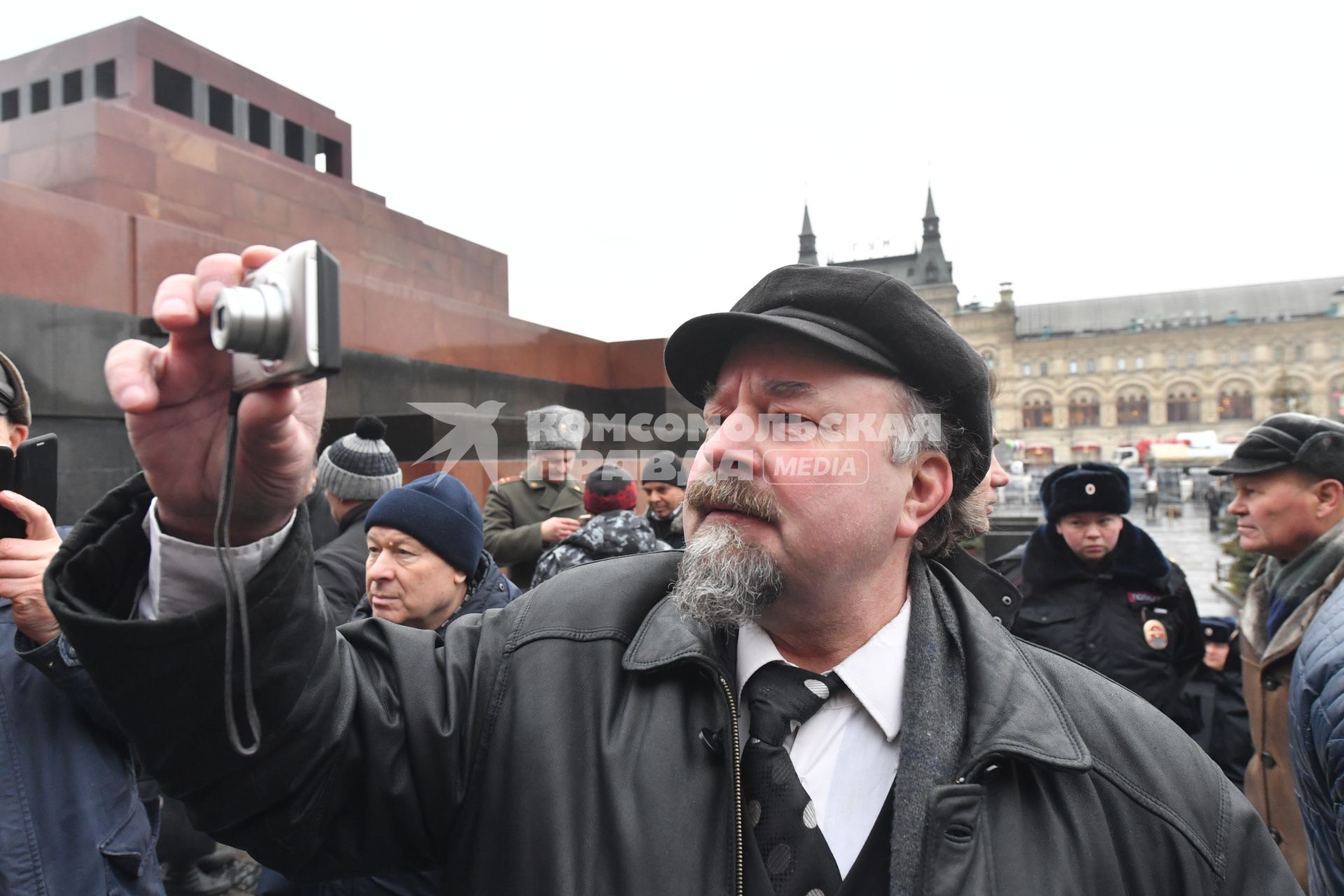 Москва. Участники церемонии возложения цветов к могиле Иосифа Сталина у Кремлевской стены в день 66-й годовщины со дня его смерти.