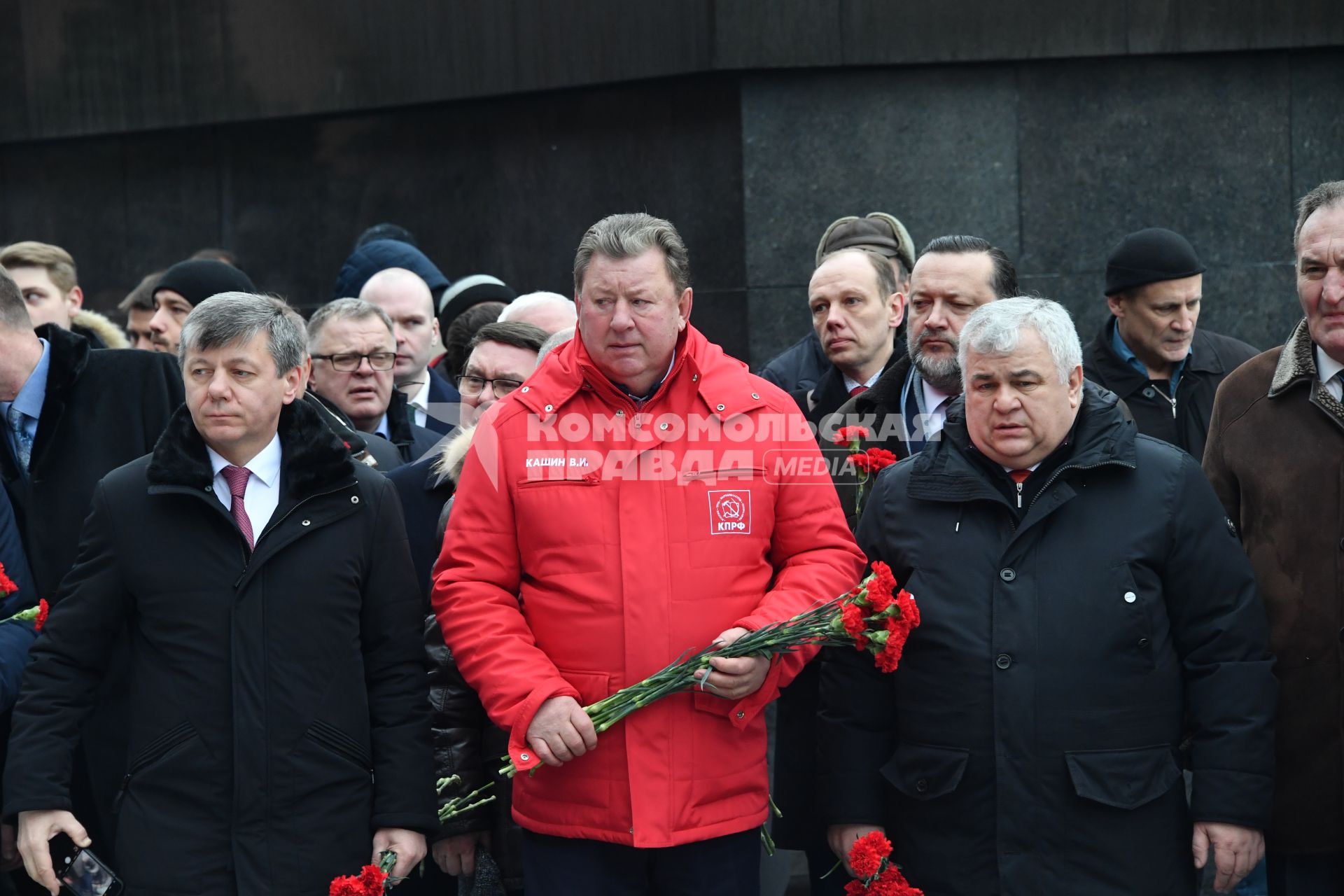 Москва. Заместитель председателя ЦК КПРФ  Владимир Кашин (в центре) на церемонии возложения цветов к могиле Иосифа Сталина у Кремлевской стены в день 66-й годовщины со дня его смерти.