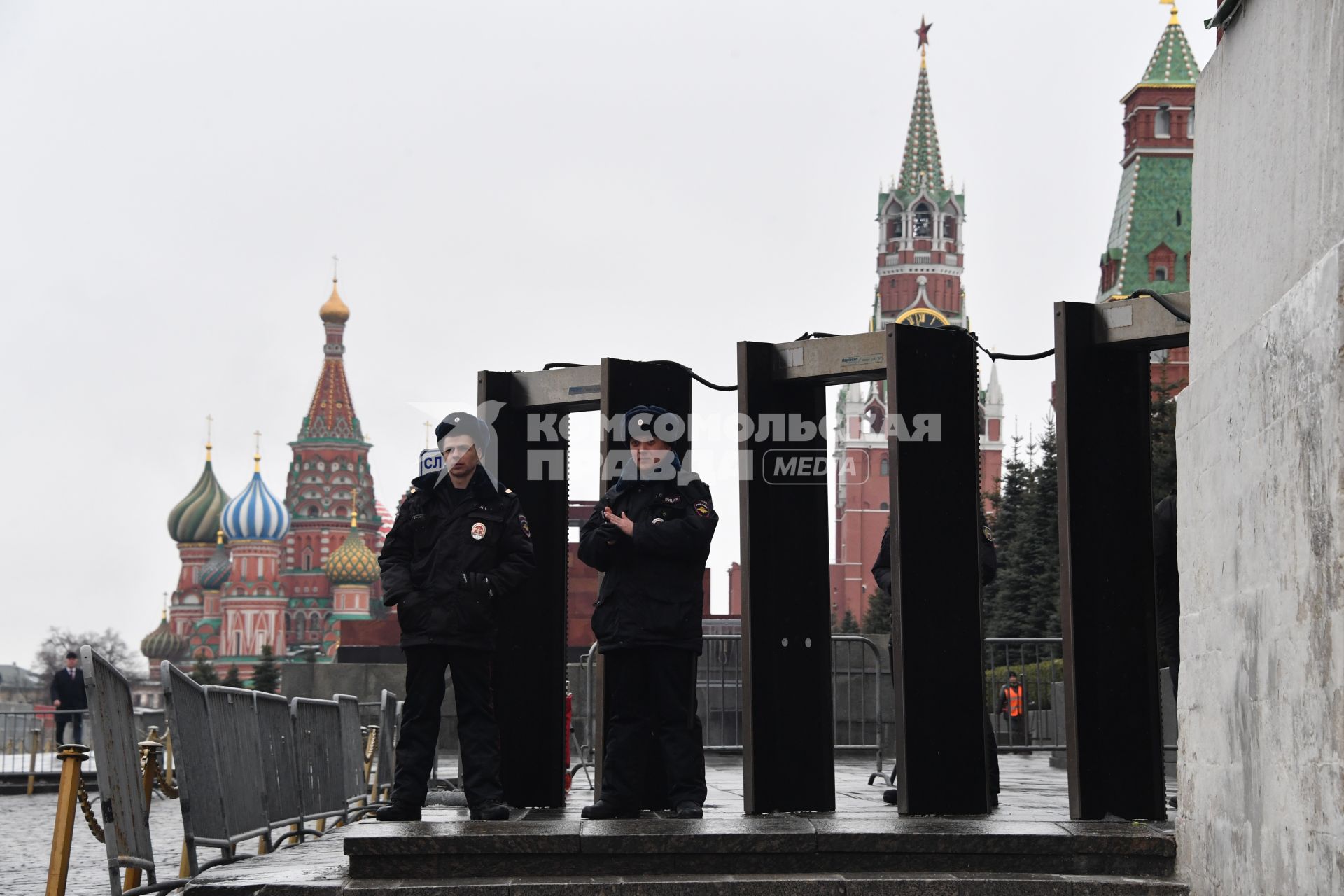 Москва. Во время церемонии возложения цветов к могиле Иосифа Сталина у Кремлевской стены в день 66-й годовщины со дня его смерти.