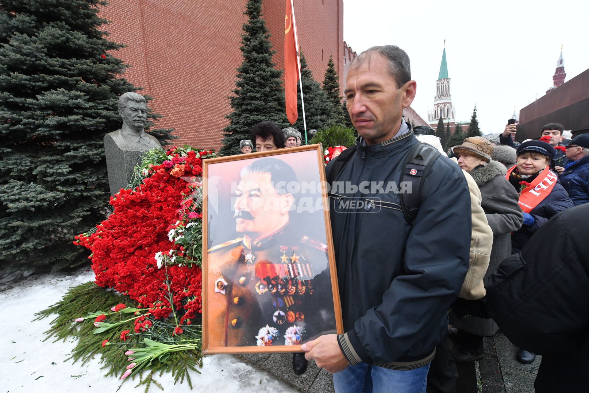 Москва. Участники церемонии возложения цветов к могиле Иосифа Сталина у Кремлевской стены в день 66-й годовщины со дня его смерти.