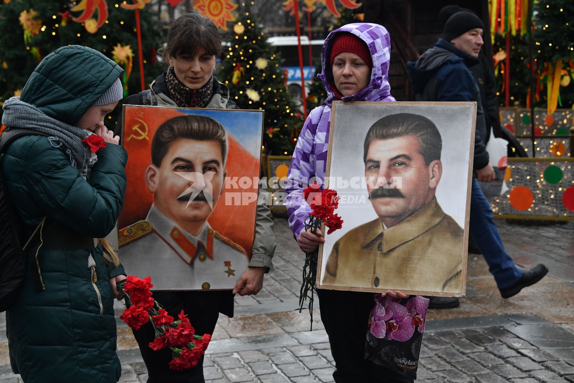 Москва. Участники церемонии возложения цветов к могиле Иосифа Сталина у Кремлевской стены в день 66-й годовщины со дня его смерти.