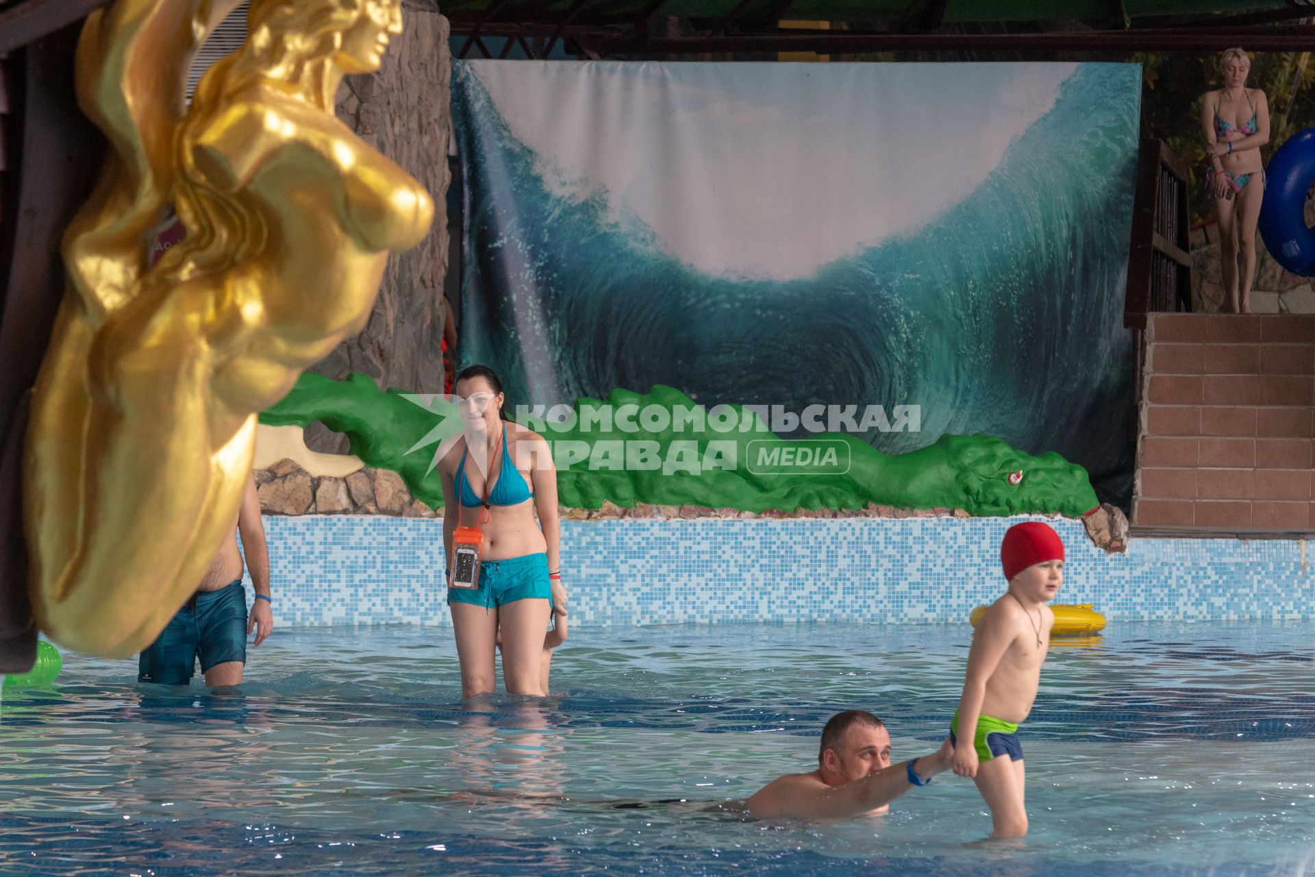 Москва.  Посетители в аквапарке `Фэнтази парк`.