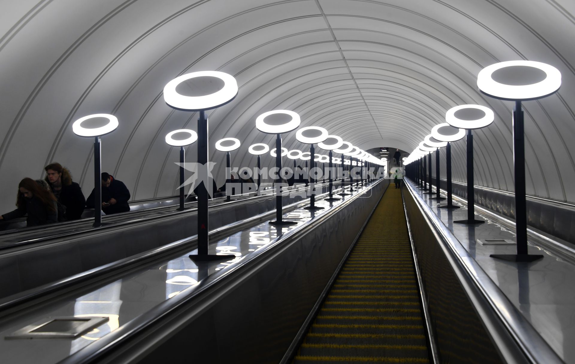 Москва. Эскалатор на станции метро `Савеловская`Большой кольцевой линии.