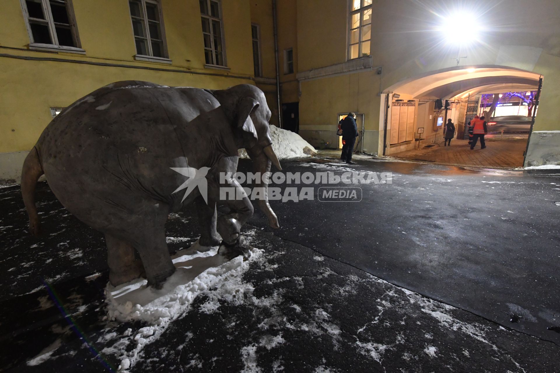 Москва.  Статуя `Слоненок`во дворе Государственного музея народов востока на Никитском бульваре.