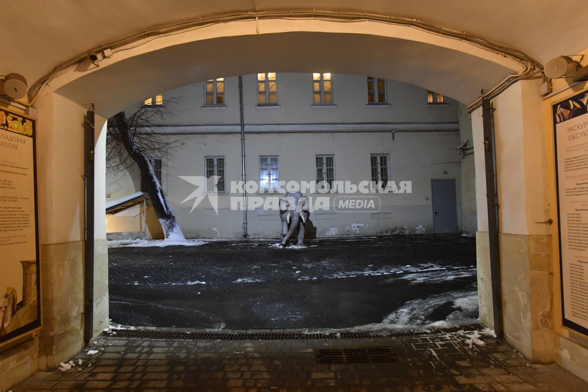 Москва.  Статуя `Слоненок`во дворе Государственного музея народов востока на Никитском бульваре.