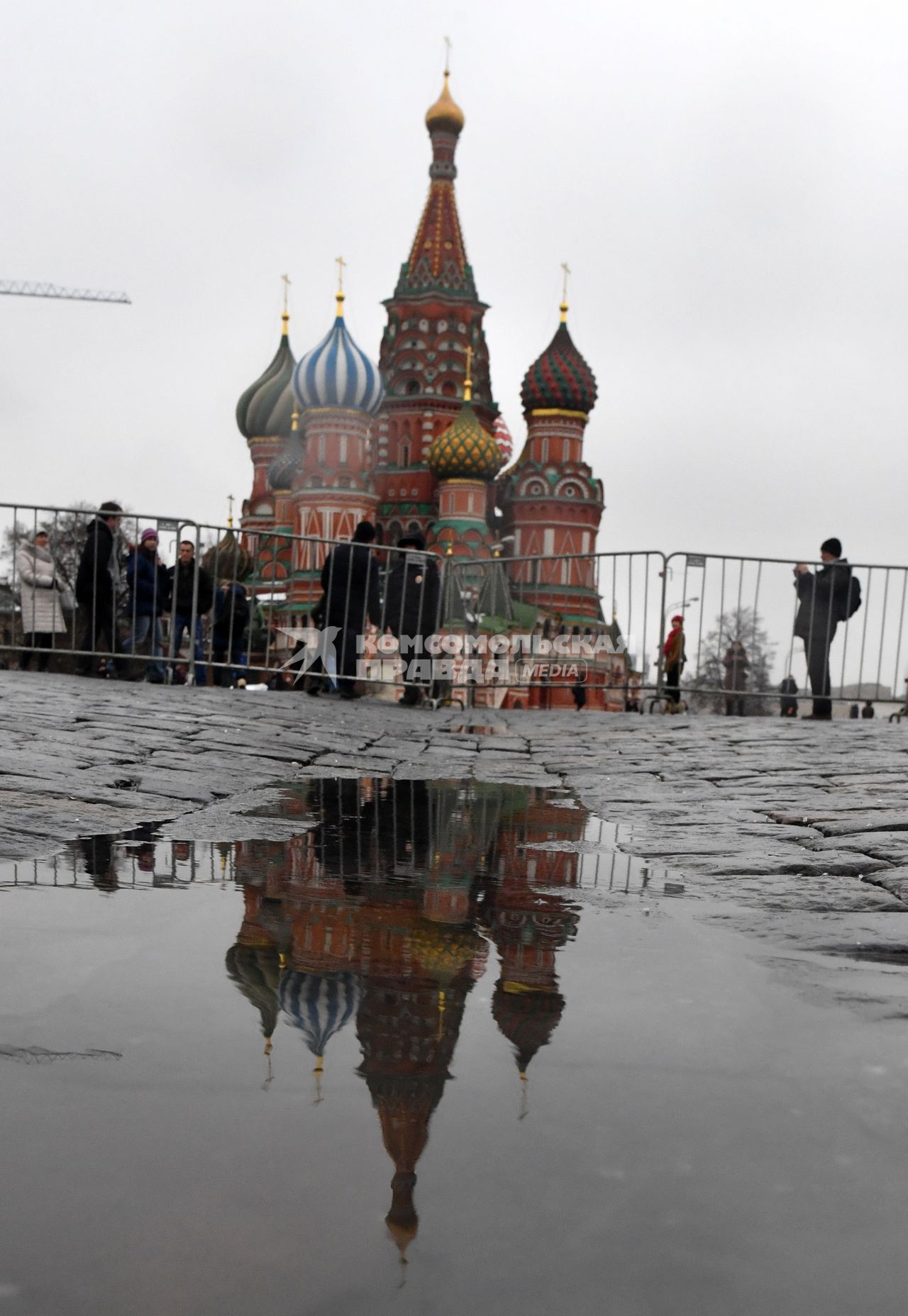 Москва. Храм Василия Блаженного отражается в луже на Красной площади.