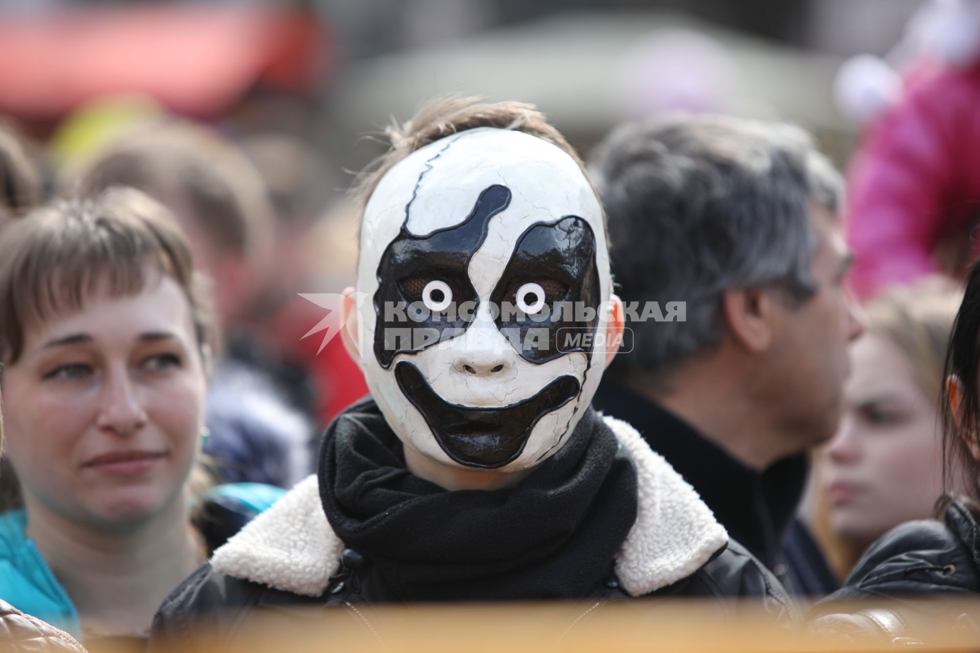 Ставрополь. Молодой человек в маске  во время масленичных гуляний.