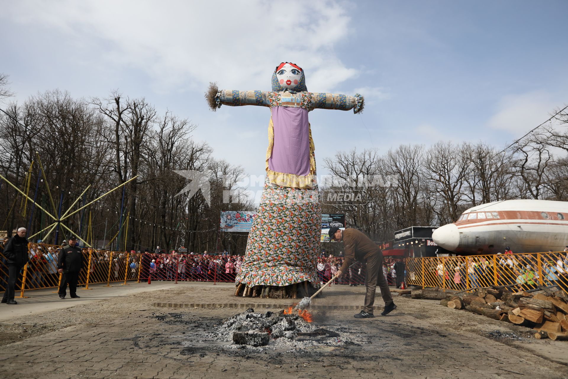 Ставрополь. Чучело Масленицы на масленичных гуляниях.