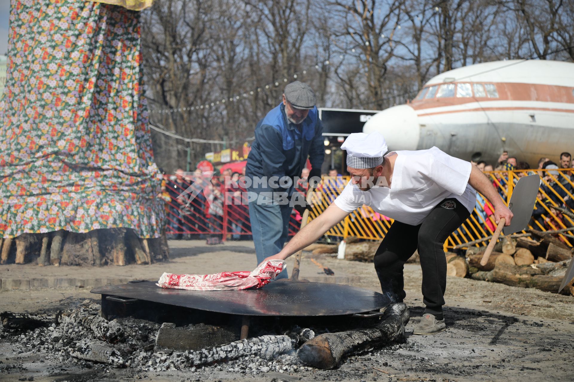 Ставрополь. Выпекание традиционного трехметрового ставропольского блина  на масленичных гуляниях.