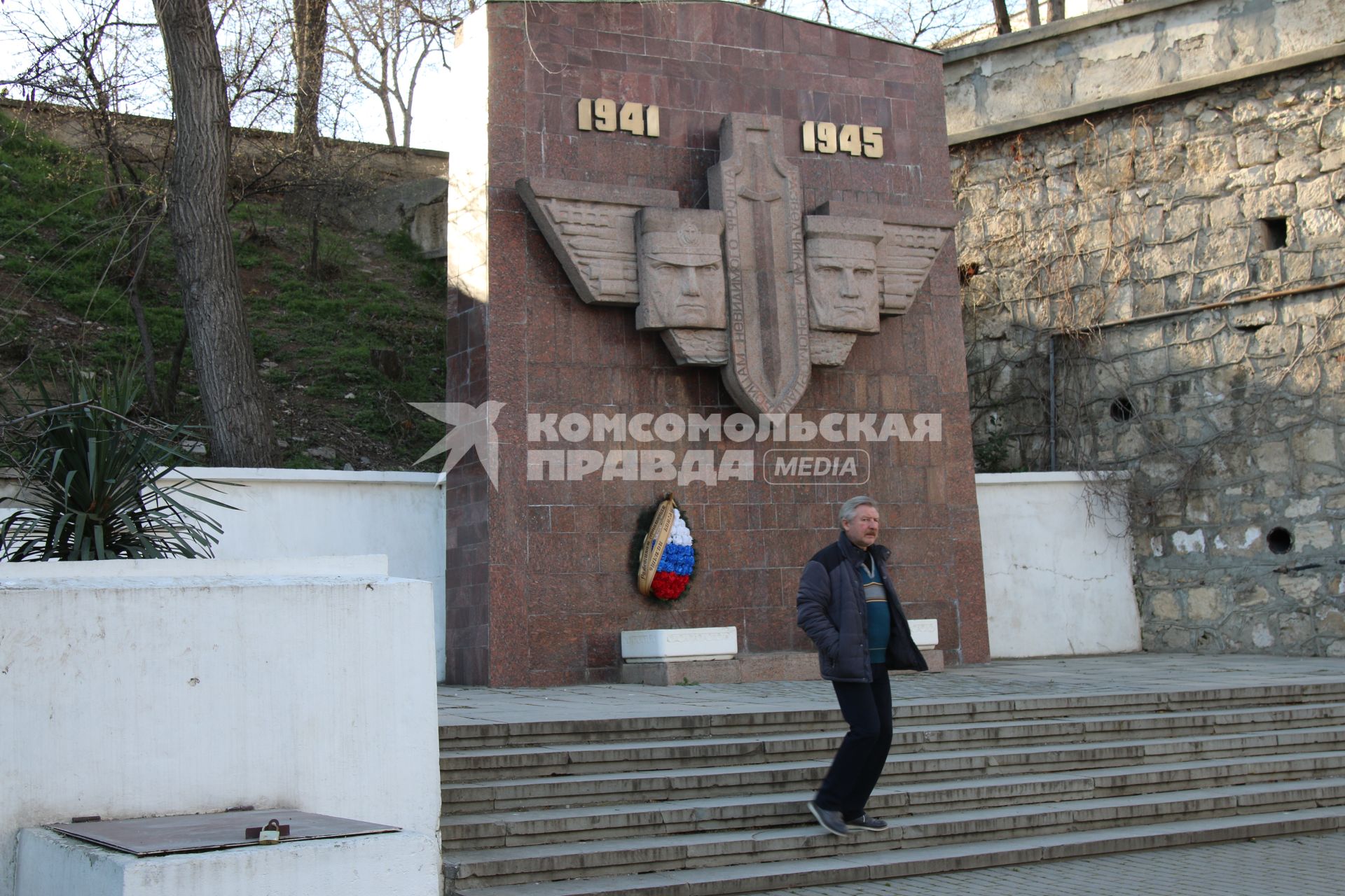 Крым, Севастополь.  Мужчина у памятника  разведчикам Черноморского флота.