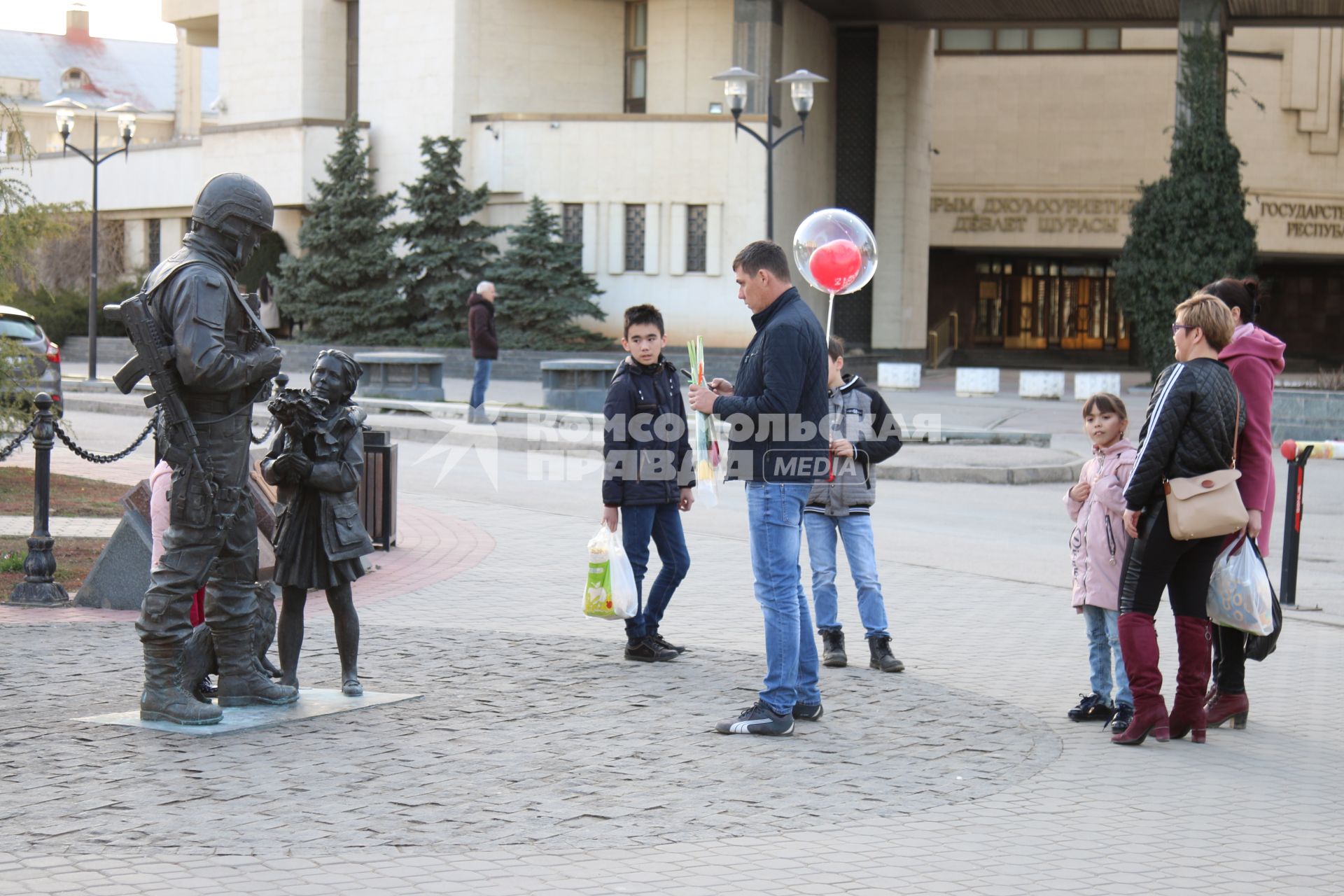 Крым, Севастополь.  Памятник `Вежливым людям`.