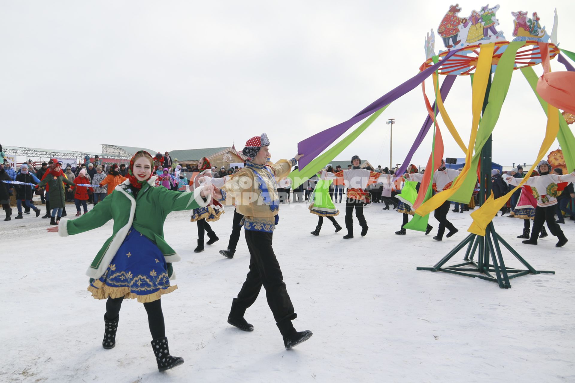 Барнаул.  Участники театрализованного  представления  во время фестиваля `Сибирсквая масленица`.