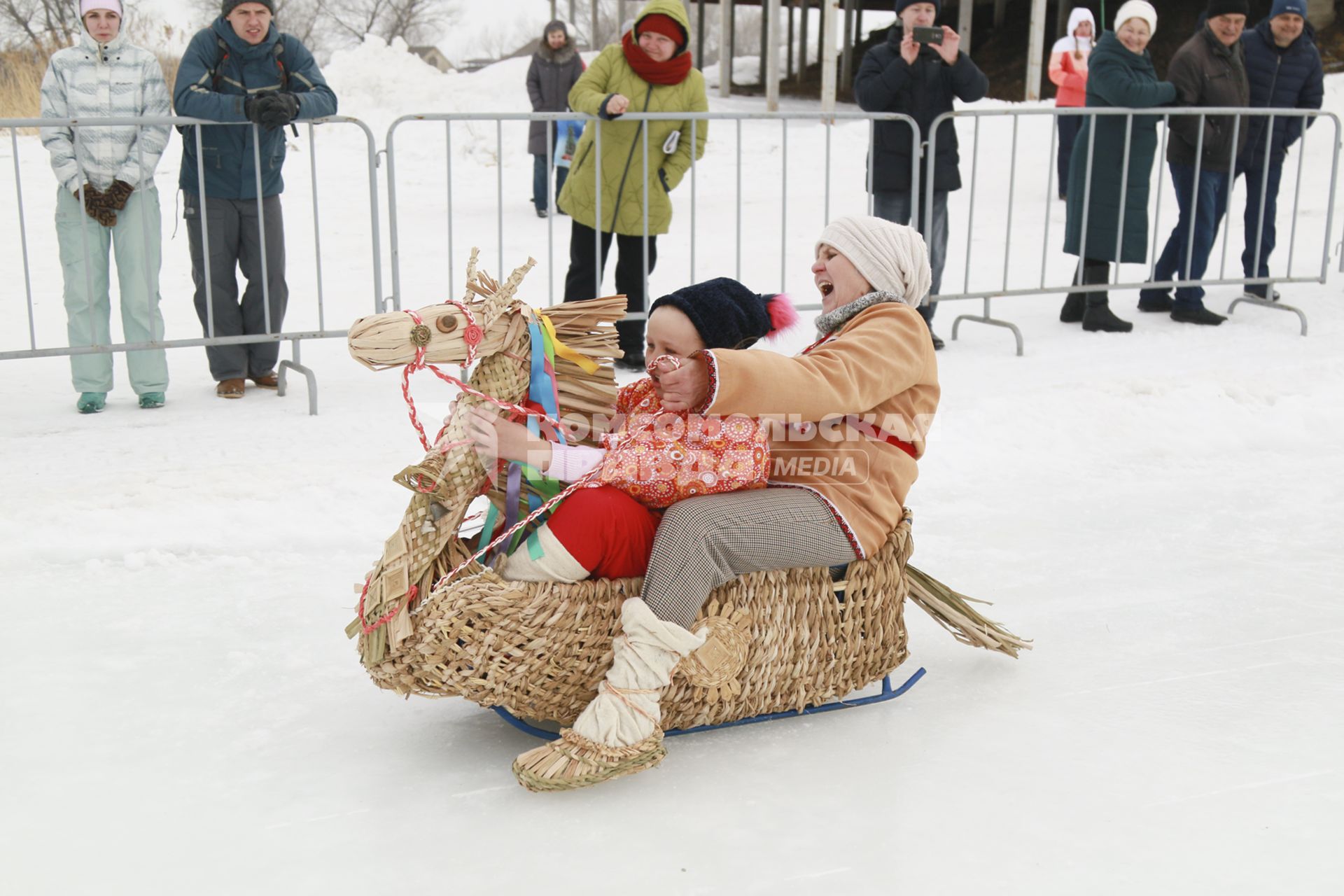 Барнаул.  Участники конкурса саней  во время фестиваля `Сибирсквая масленица`.