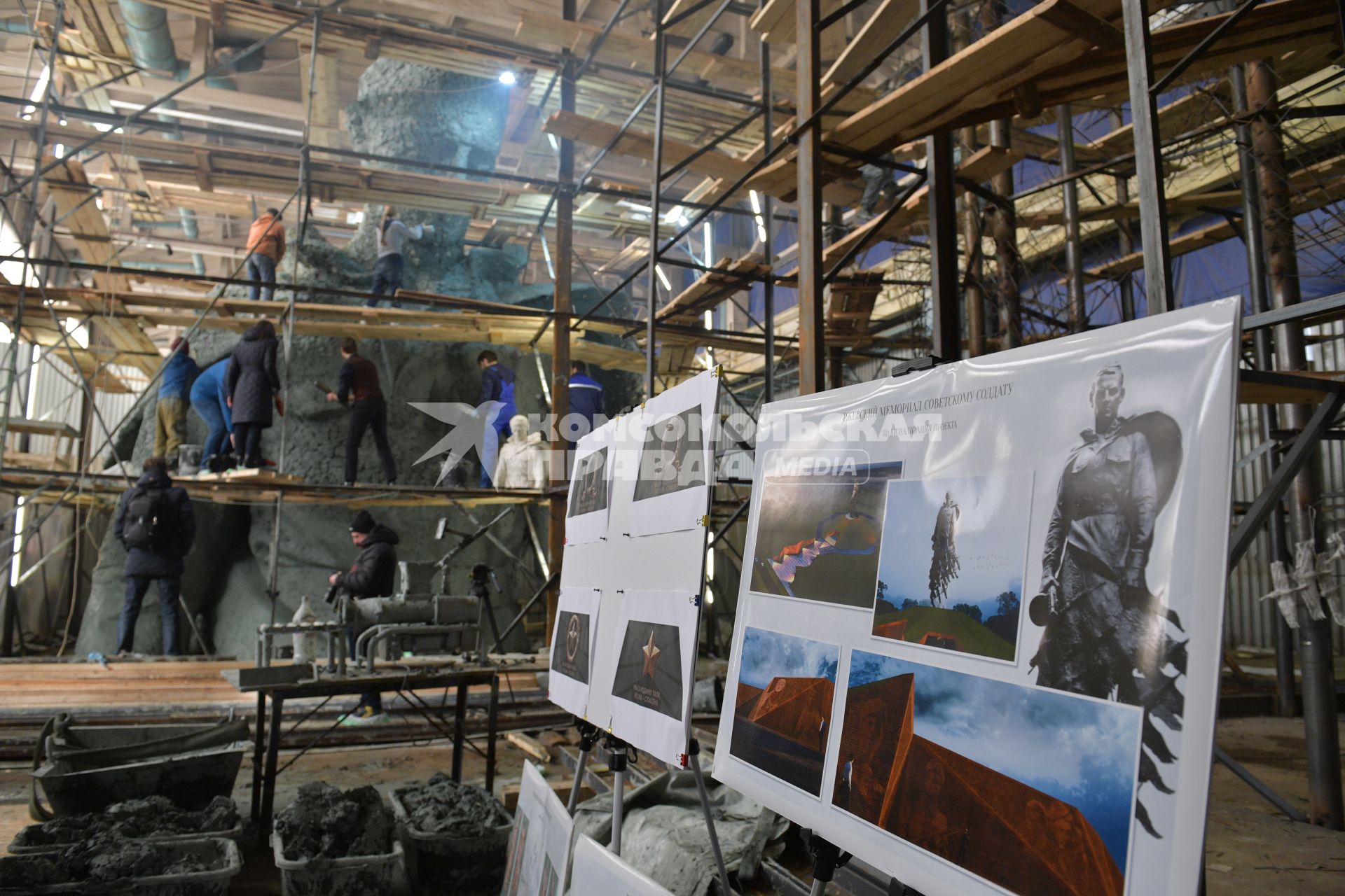 Москва. Демонстрация модели центральной фигуры Ржевского мемориала Советскому солдату в цехе скульптора Андрея Коробцова и архитектора Константина Фомина.