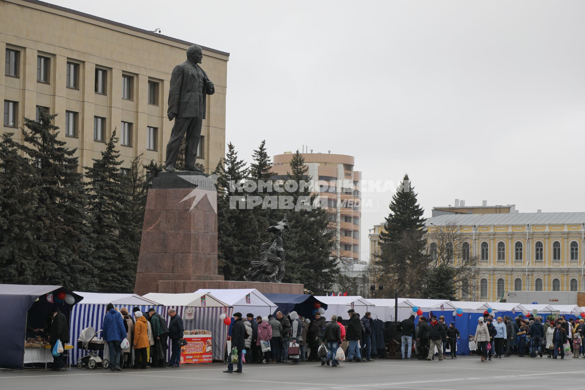 Ставрополь. Ярмарка выходного дня к пятилетию воссоединения Крыма с Россией открылась на площади Ленина.