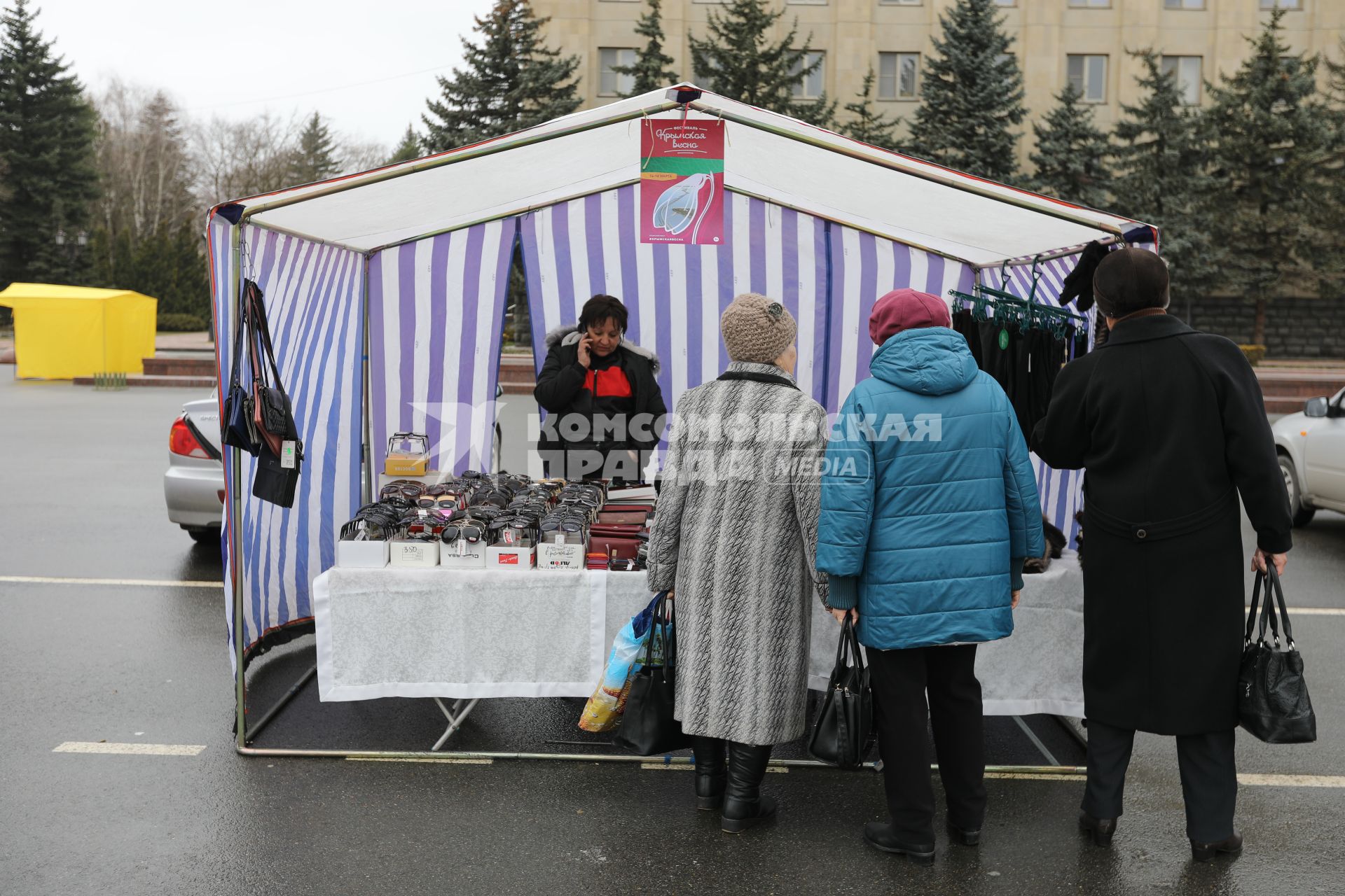 Ставрополь. Ярмарка выходного дня к пятилетию воссоединения Крыма с Россией открылась на площади Ленина.