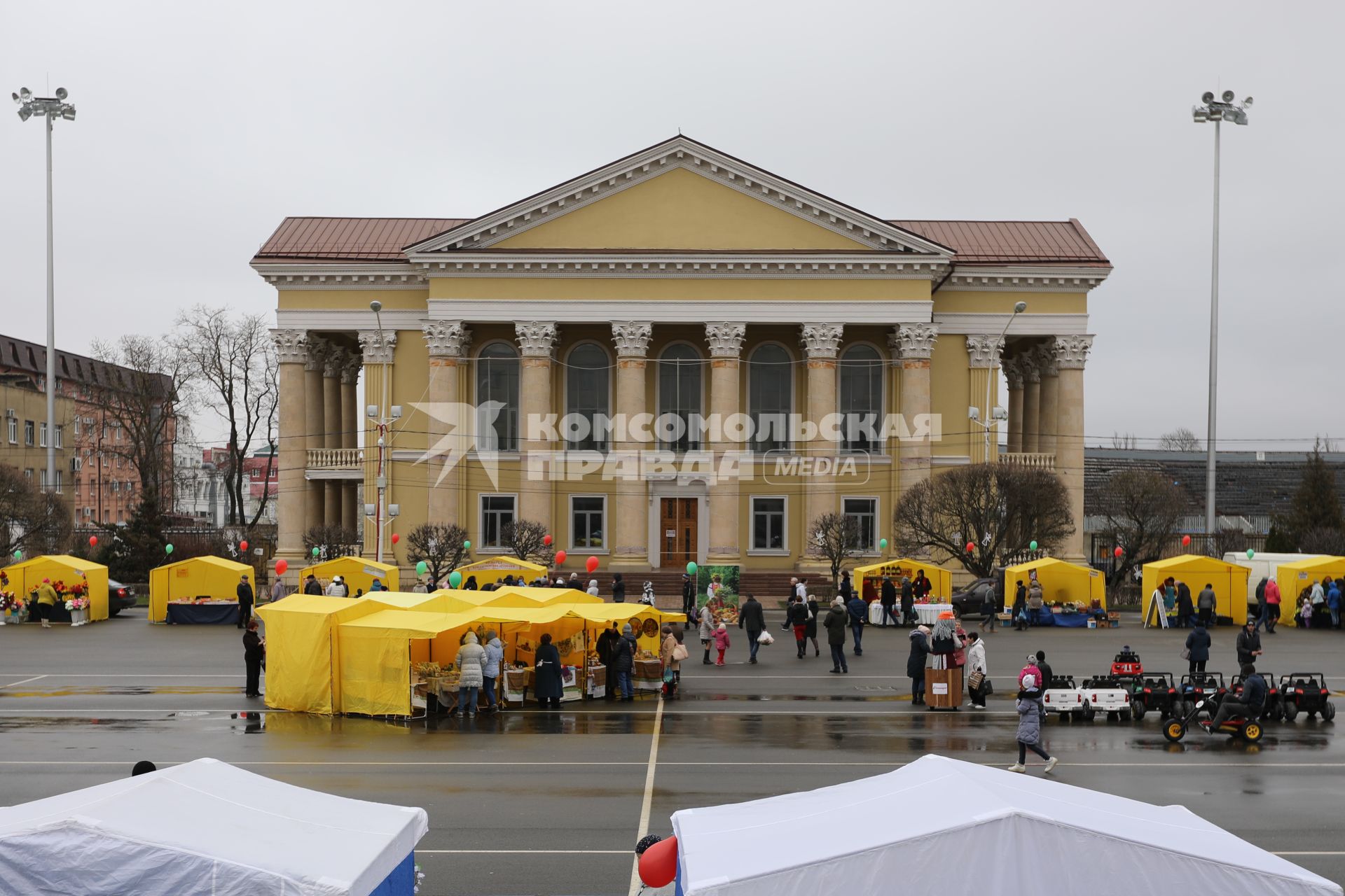 Ставрополь. Ярмарка выходного дня к пятилетию воссоединения Крыма с Россией открылась на площади Ленина.