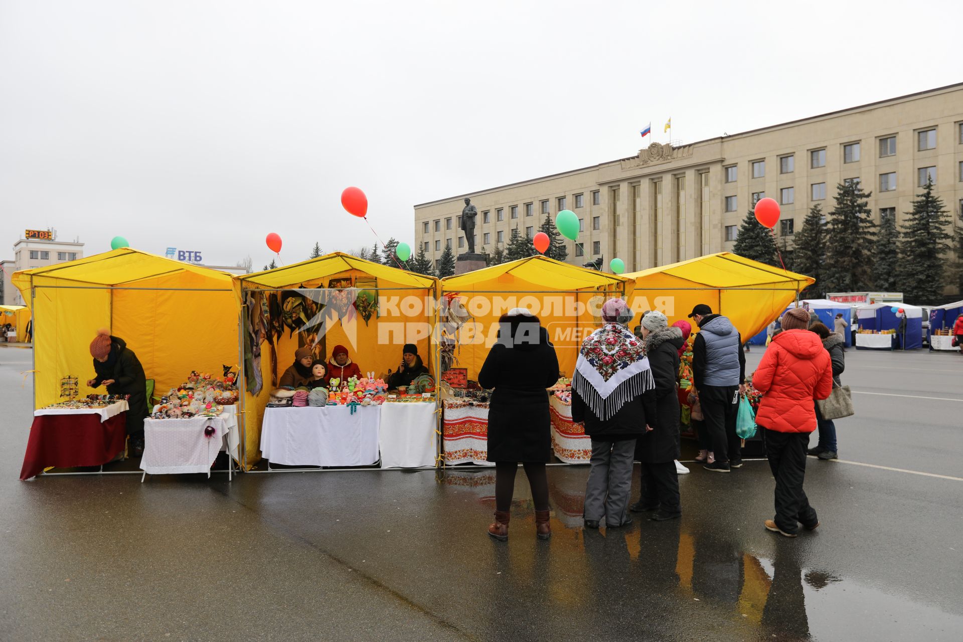 Ставрополь. Ярмарка выходного дня к пятилетию воссоединения Крыма с Россией открылась на площади Ленина.