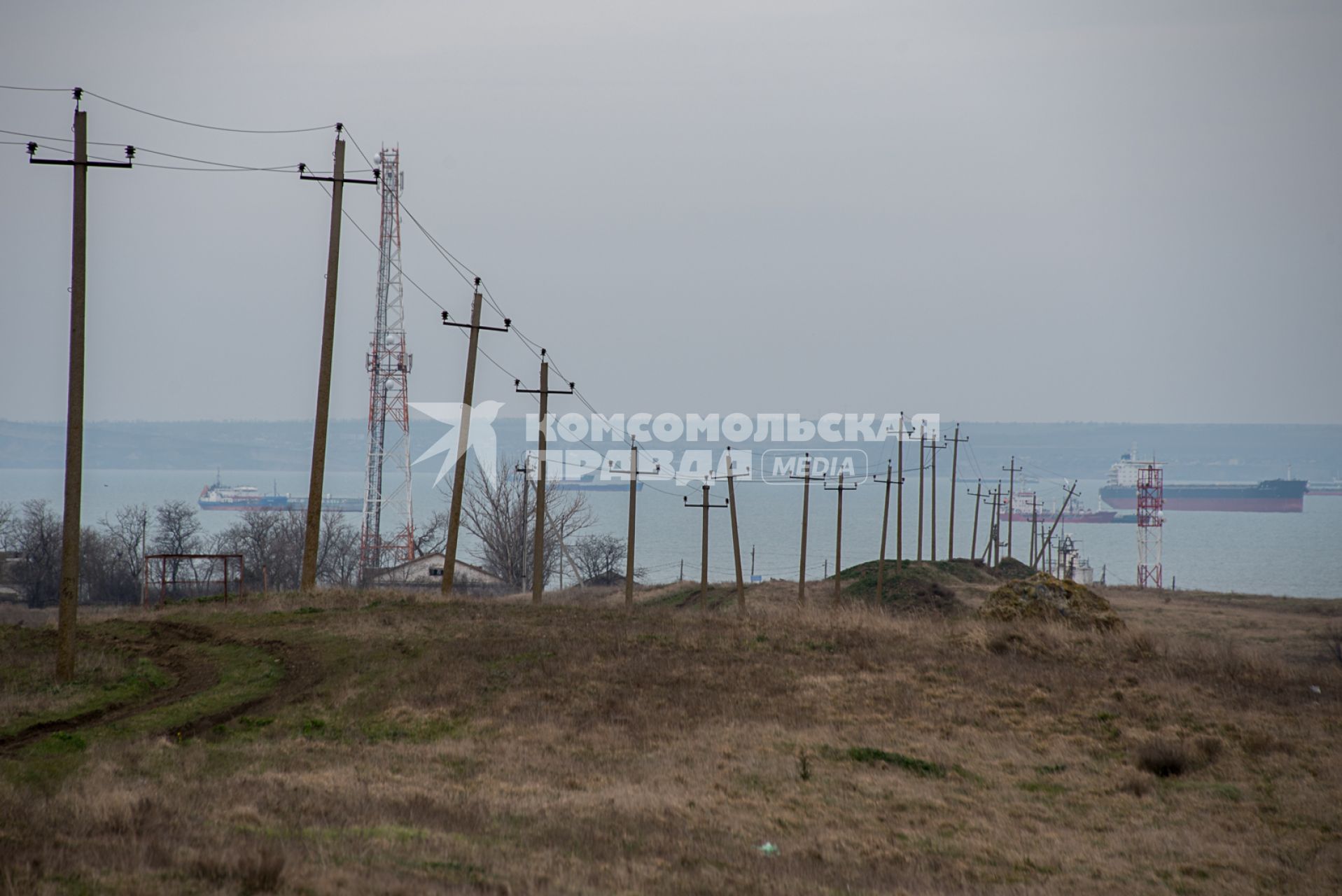 Крым,Тамань. Линия электропередачи в районе керченского пролива.